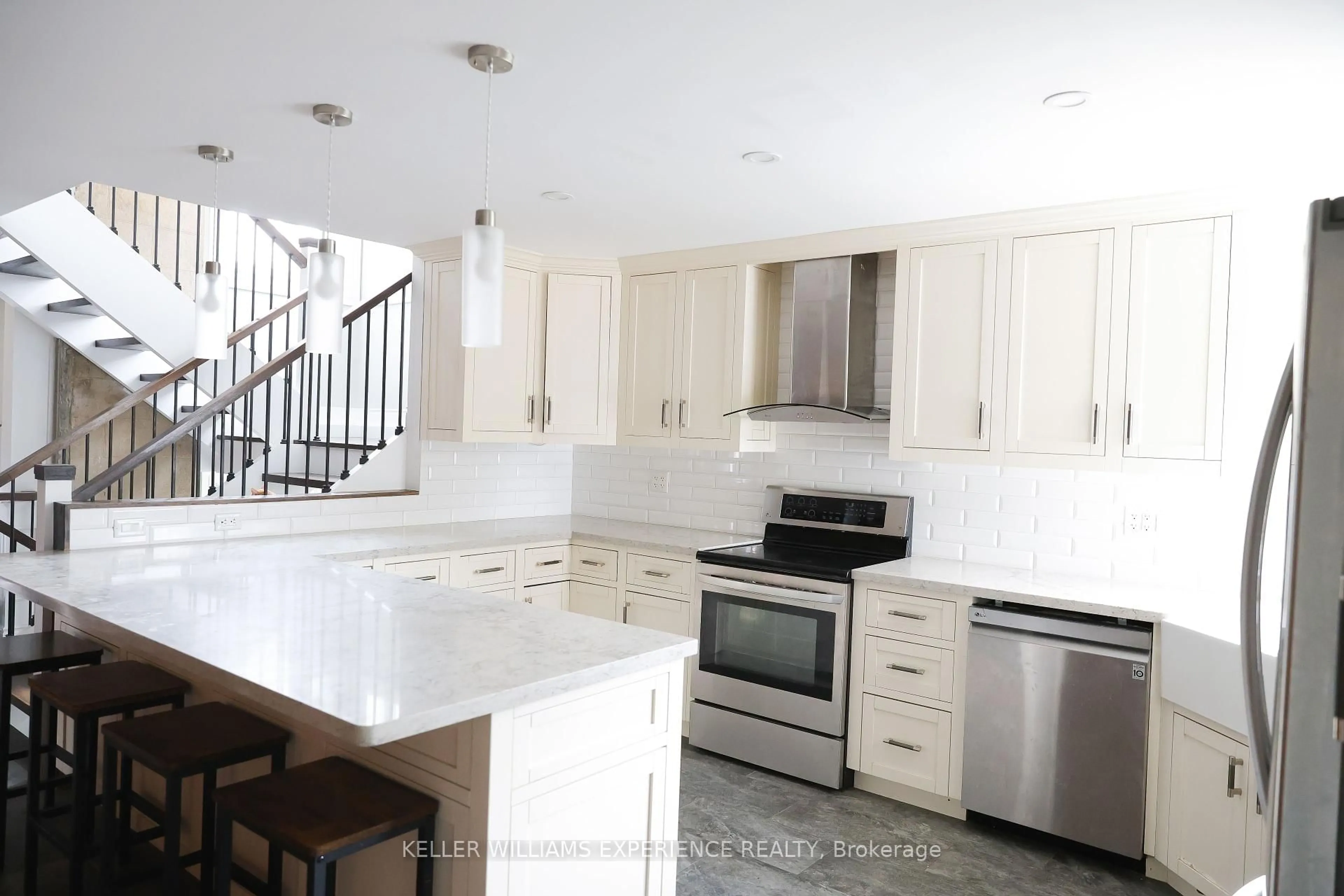 Open concept kitchen, ceramic/tile floor for 2233 4th Line, Innisfil Ontario L0L 1K0