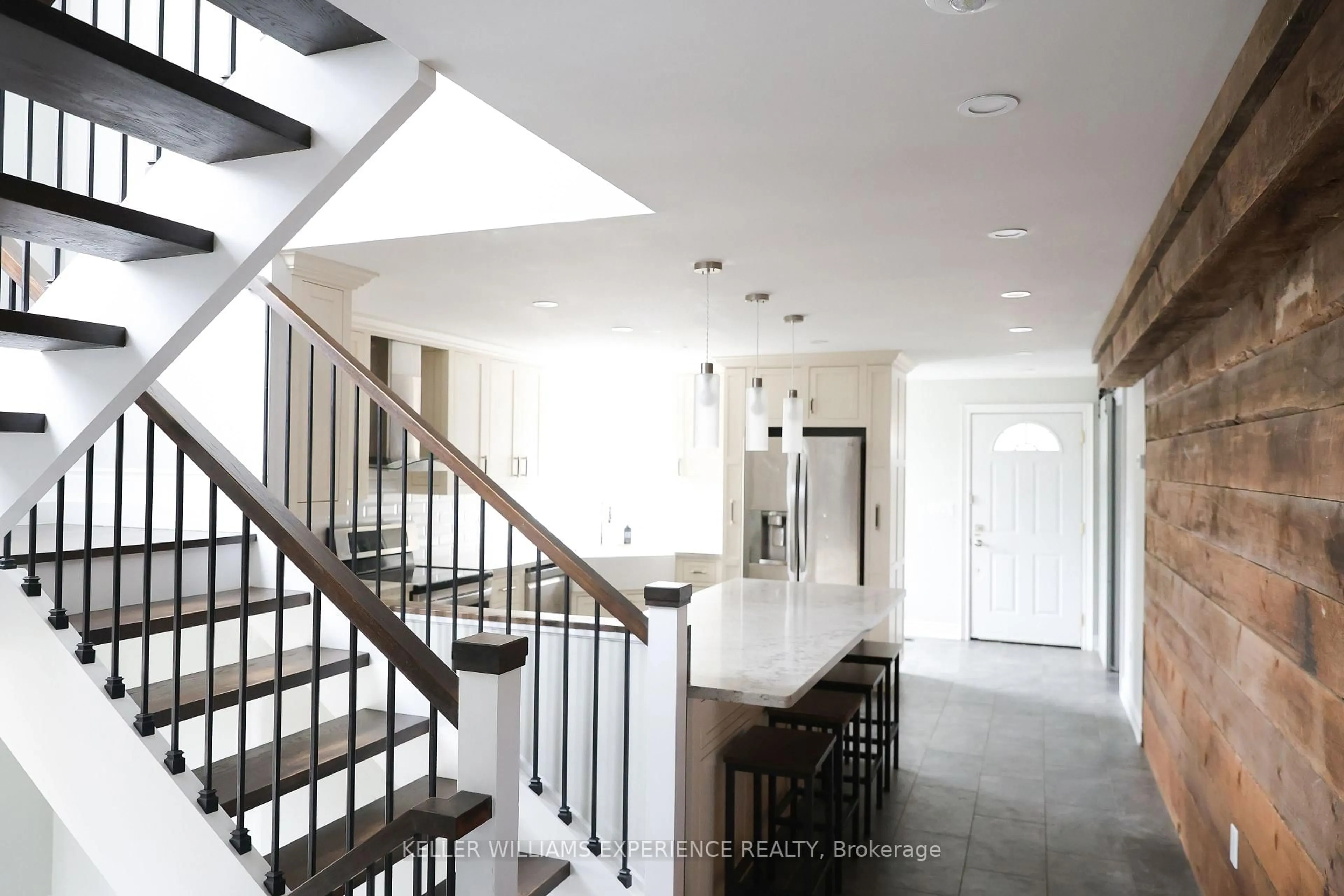 Indoor foyer for 2233 4th Line, Innisfil Ontario L0L 1K0
