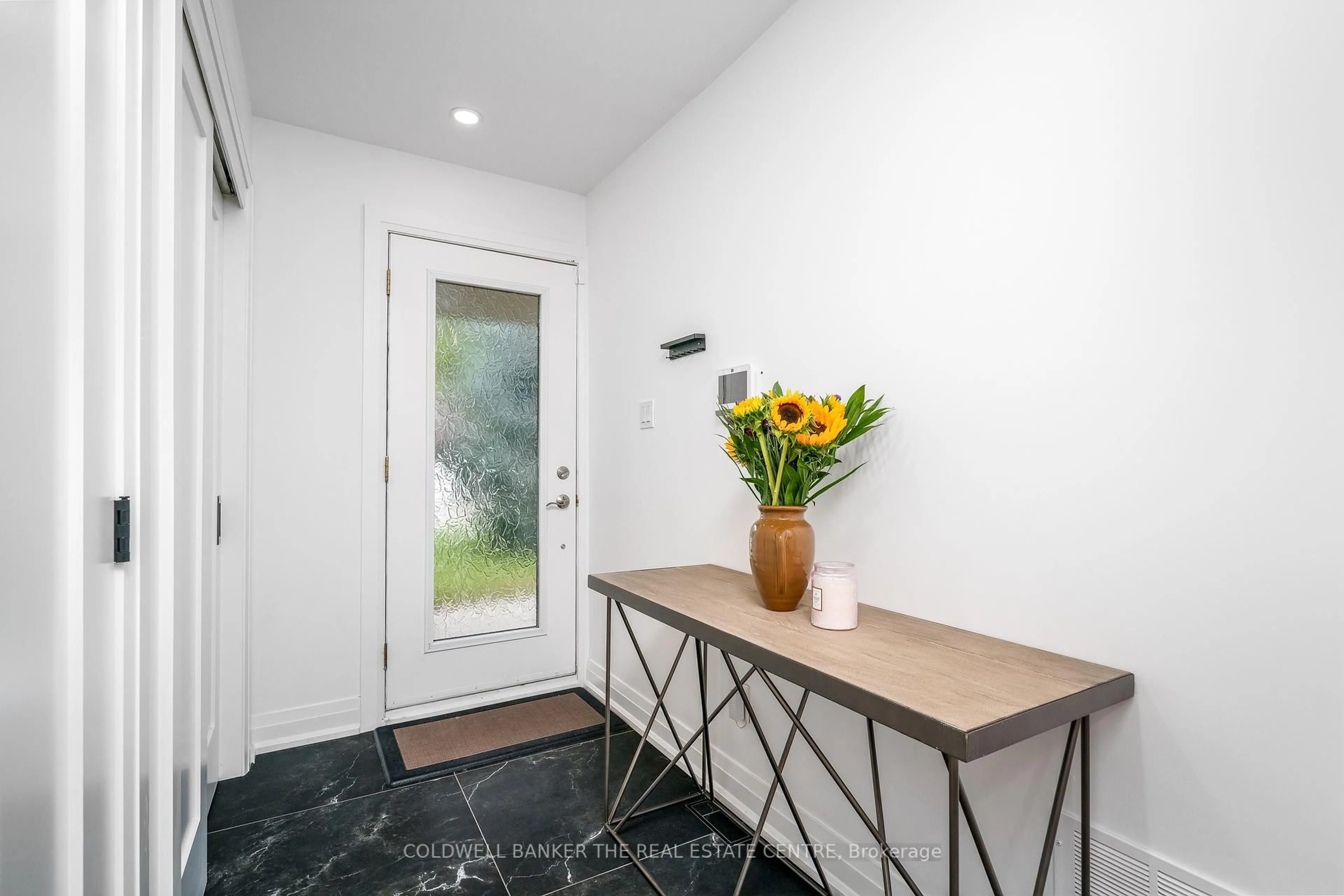 Indoor entryway for 272 Avenue Rd, Newmarket Ontario L3Y 1P1