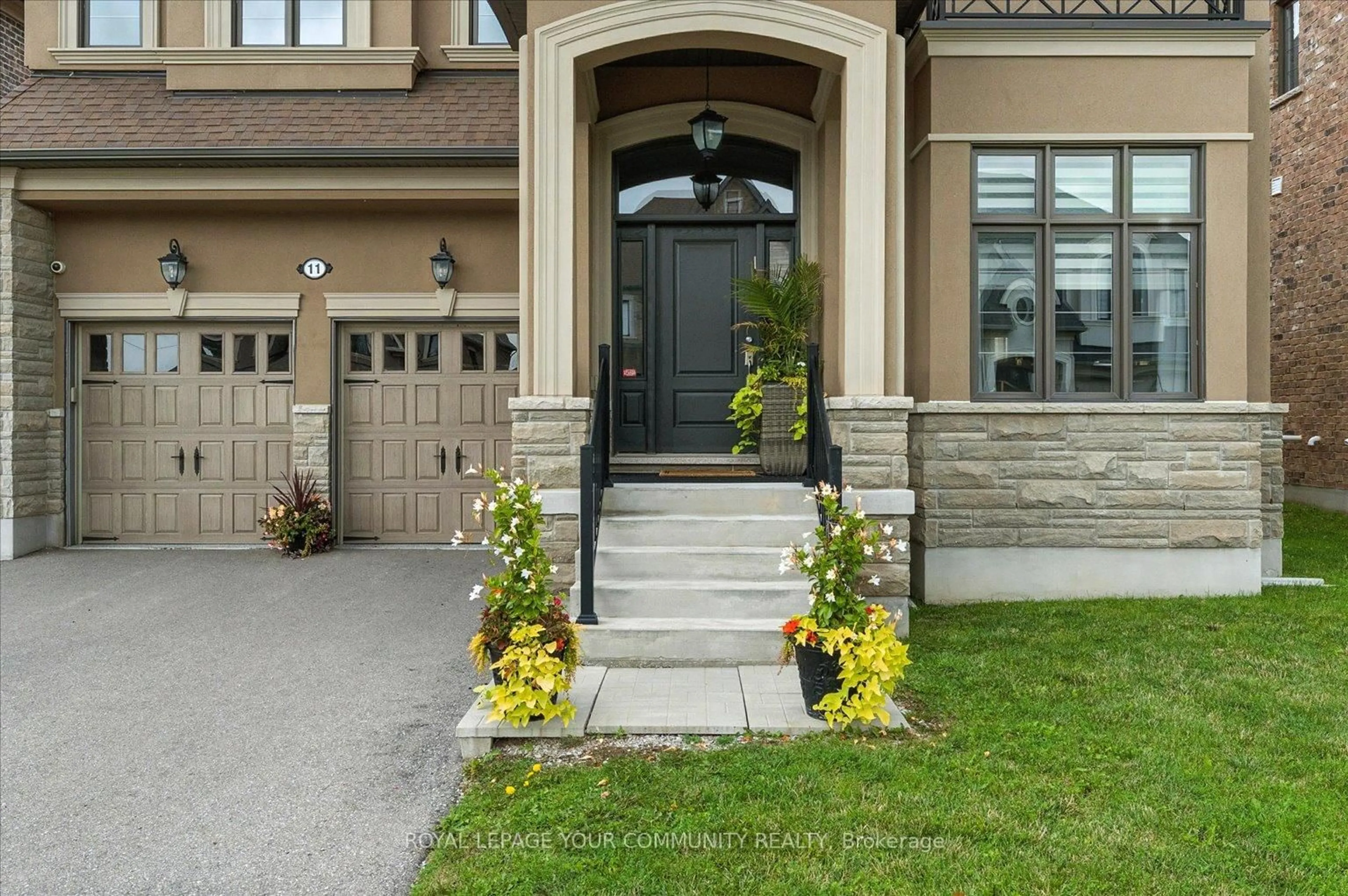 Indoor entryway for 11 Cairns Gate, King Ontario L7B 0P5