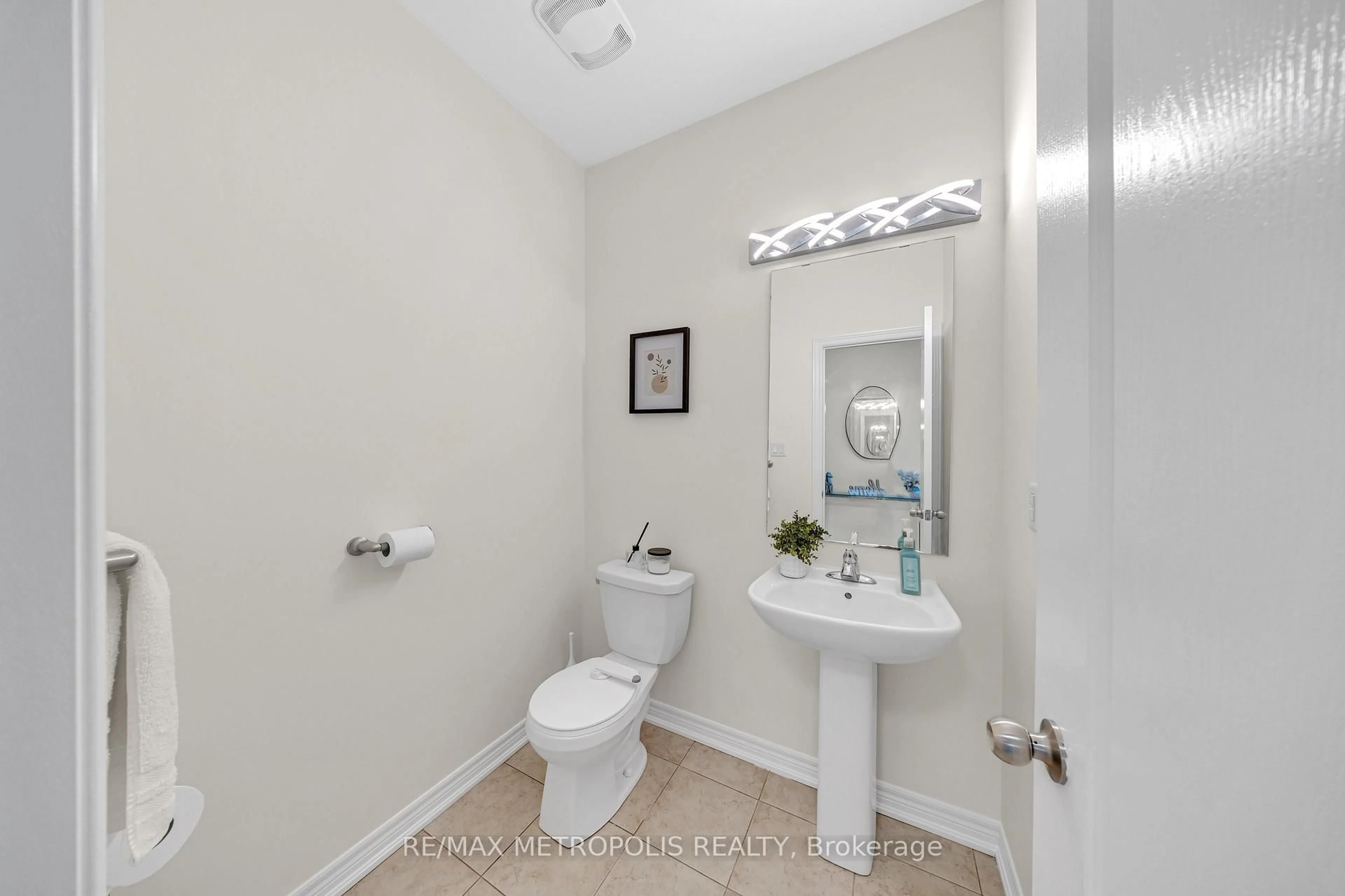 Standard bathroom, ceramic/tile floor for 128 Noble Dr, Bradford West Gwillimbury Ontario L3Z 0J5