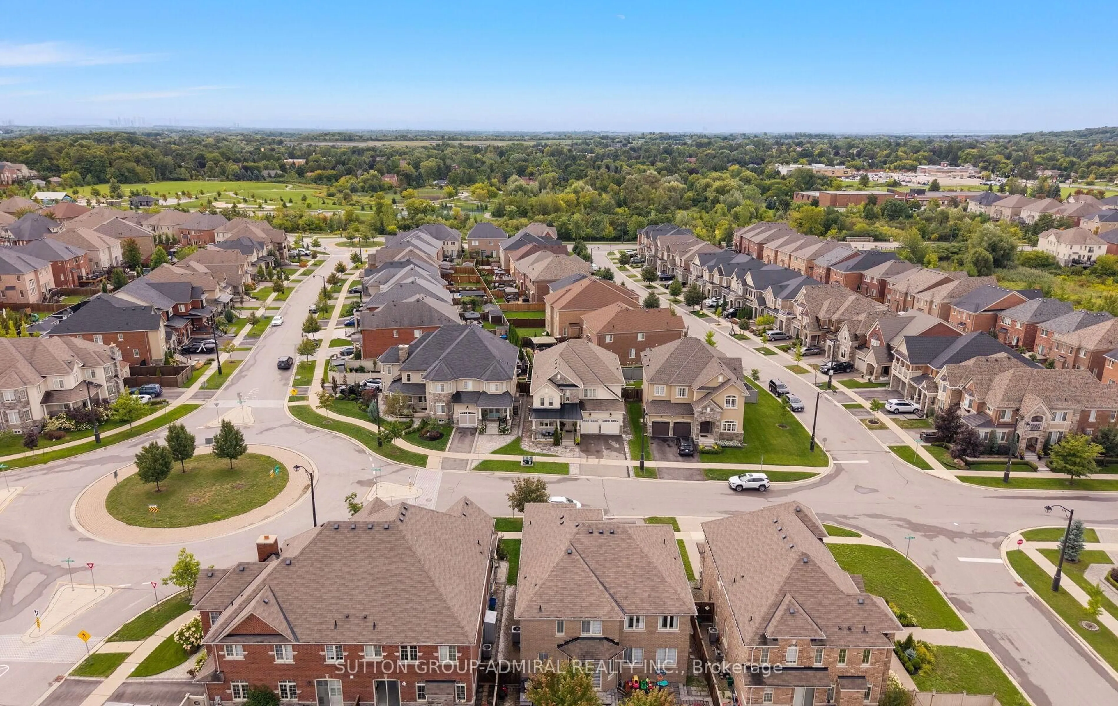 A pic from outside/outdoor area/front of a property/back of a property/a pic from drone, street for 43 Fairmont Ridge Tr, King Ontario L7B 0A6