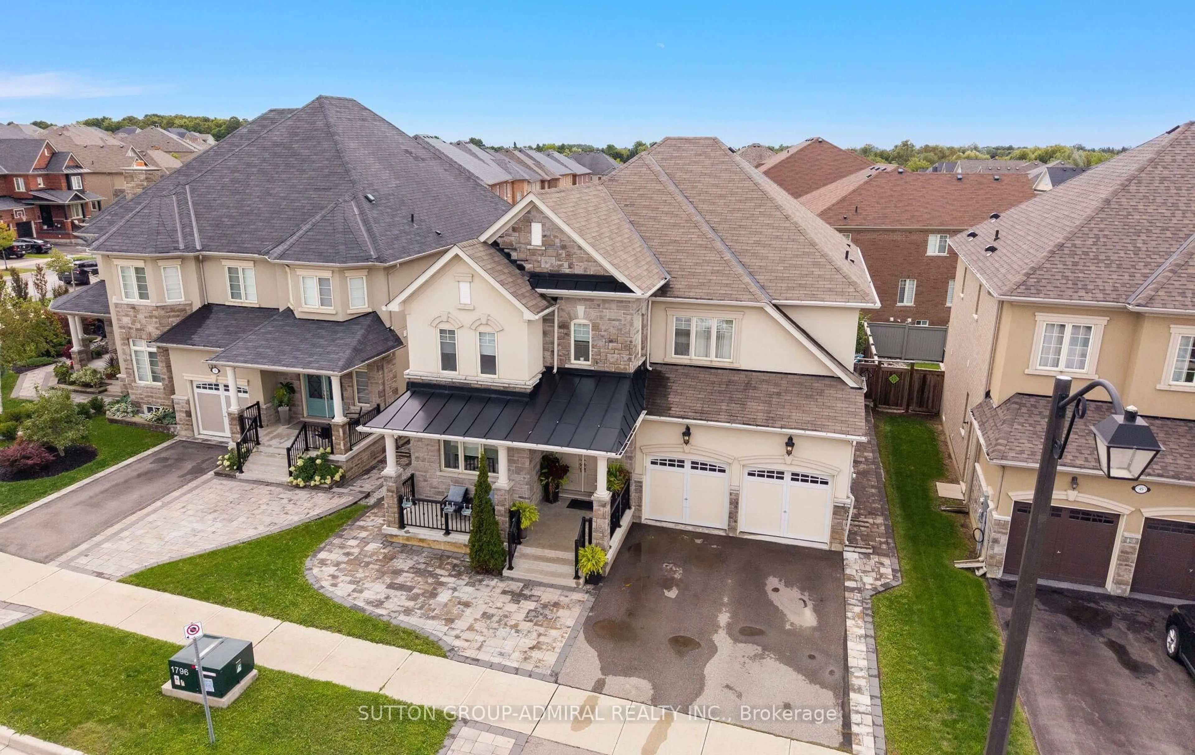 A pic from outside/outdoor area/front of a property/back of a property/a pic from drone, street for 43 Fairmont Ridge Tr, King Ontario L7B 0A6