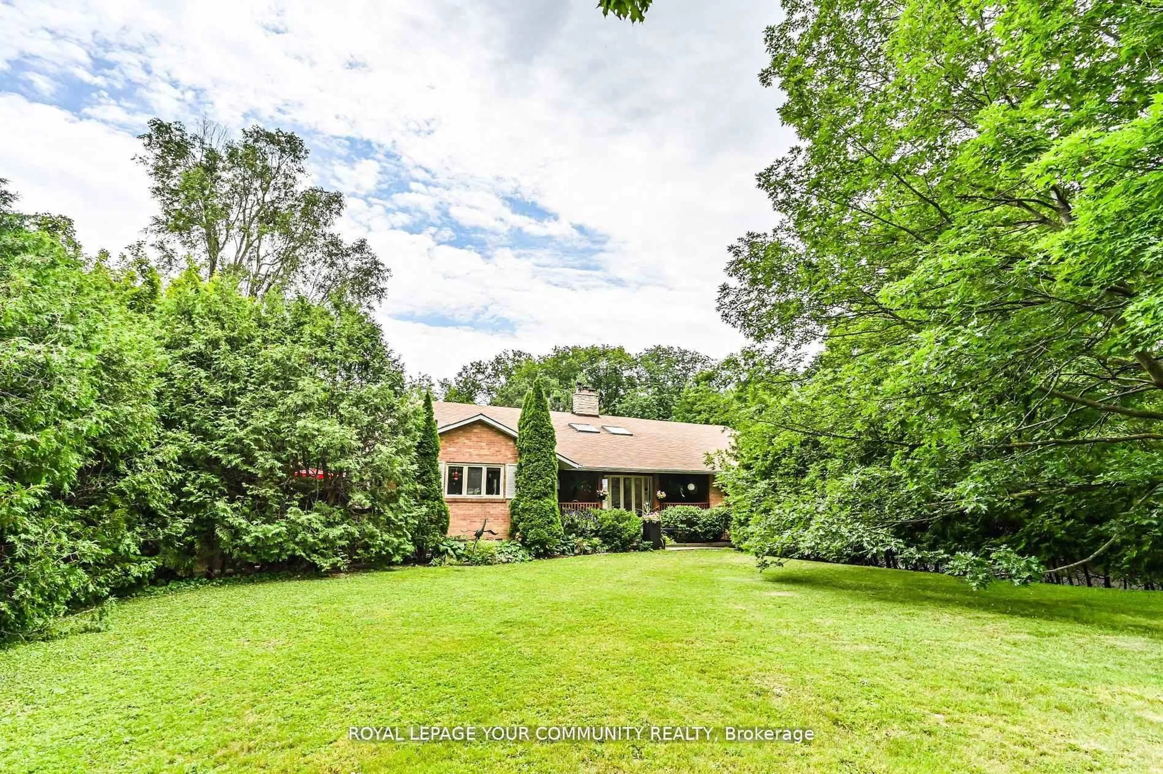 A pic from outside/outdoor area/front of a property/back of a property/a pic from drone, unknown for 247 Harris Ave, Richmond Hill Ontario L4E 3M3