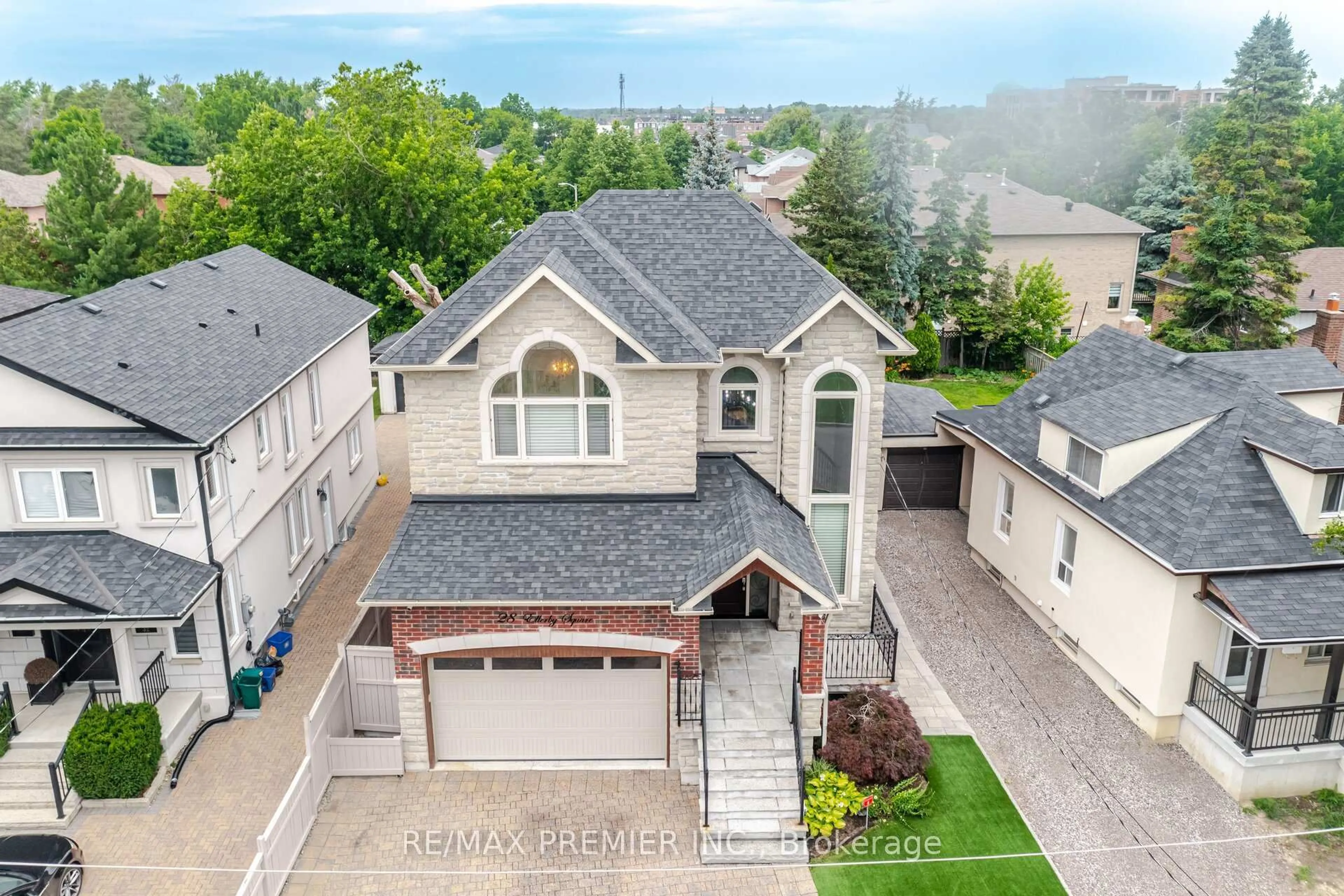 A pic from outside/outdoor area/front of a property/back of a property/a pic from drone, street for 28 Ellerby Sq, Vaughan Ontario L4L 1N1