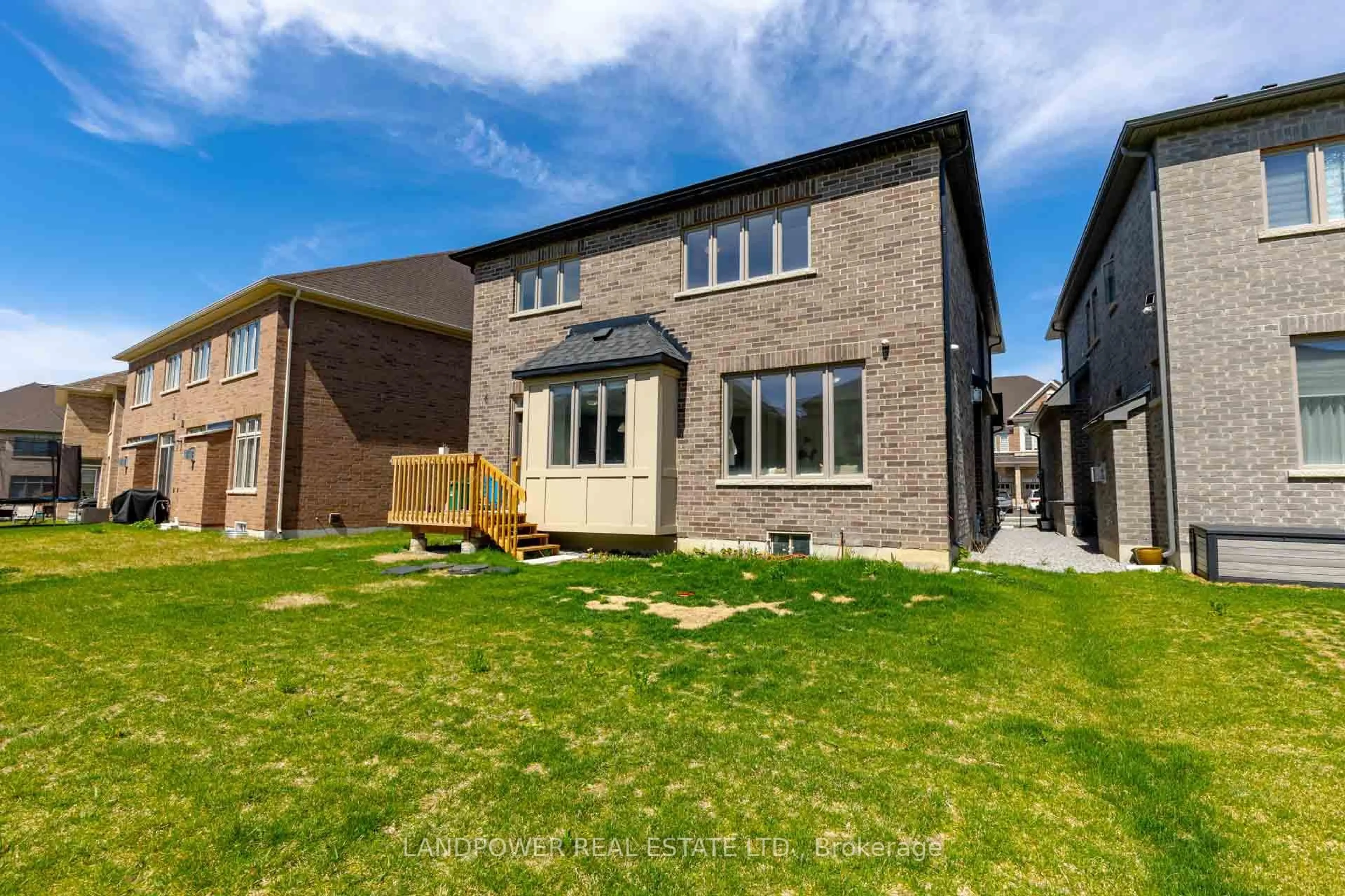 A pic from outside/outdoor area/front of a property/back of a property/a pic from drone, street for 97 Kentledge Ave, East Gwillimbury Ontario L9N 0V9