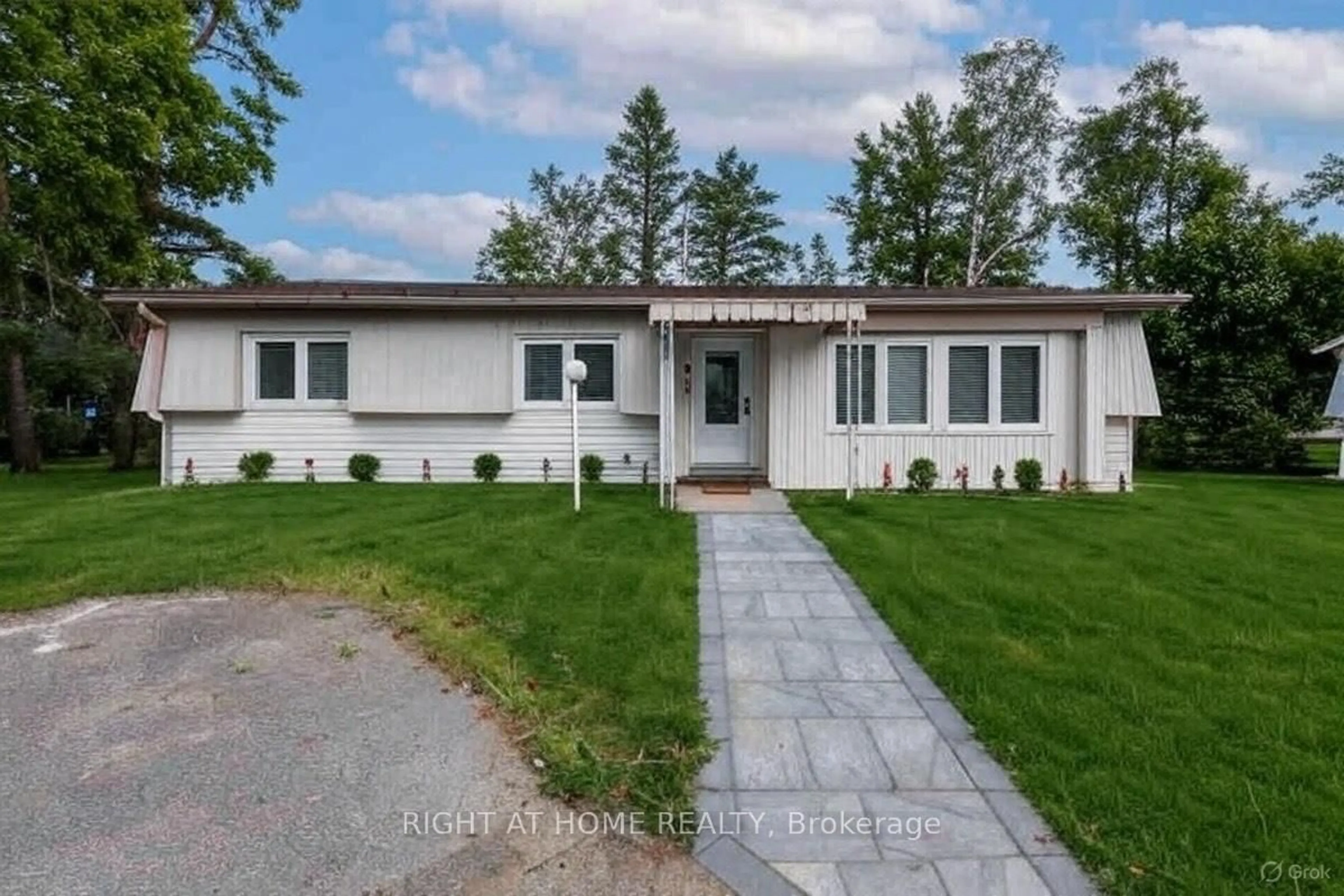 Home with vinyl exterior material, street for 3 Mulberry Crt, Innisfil Ontario L4N 9S2