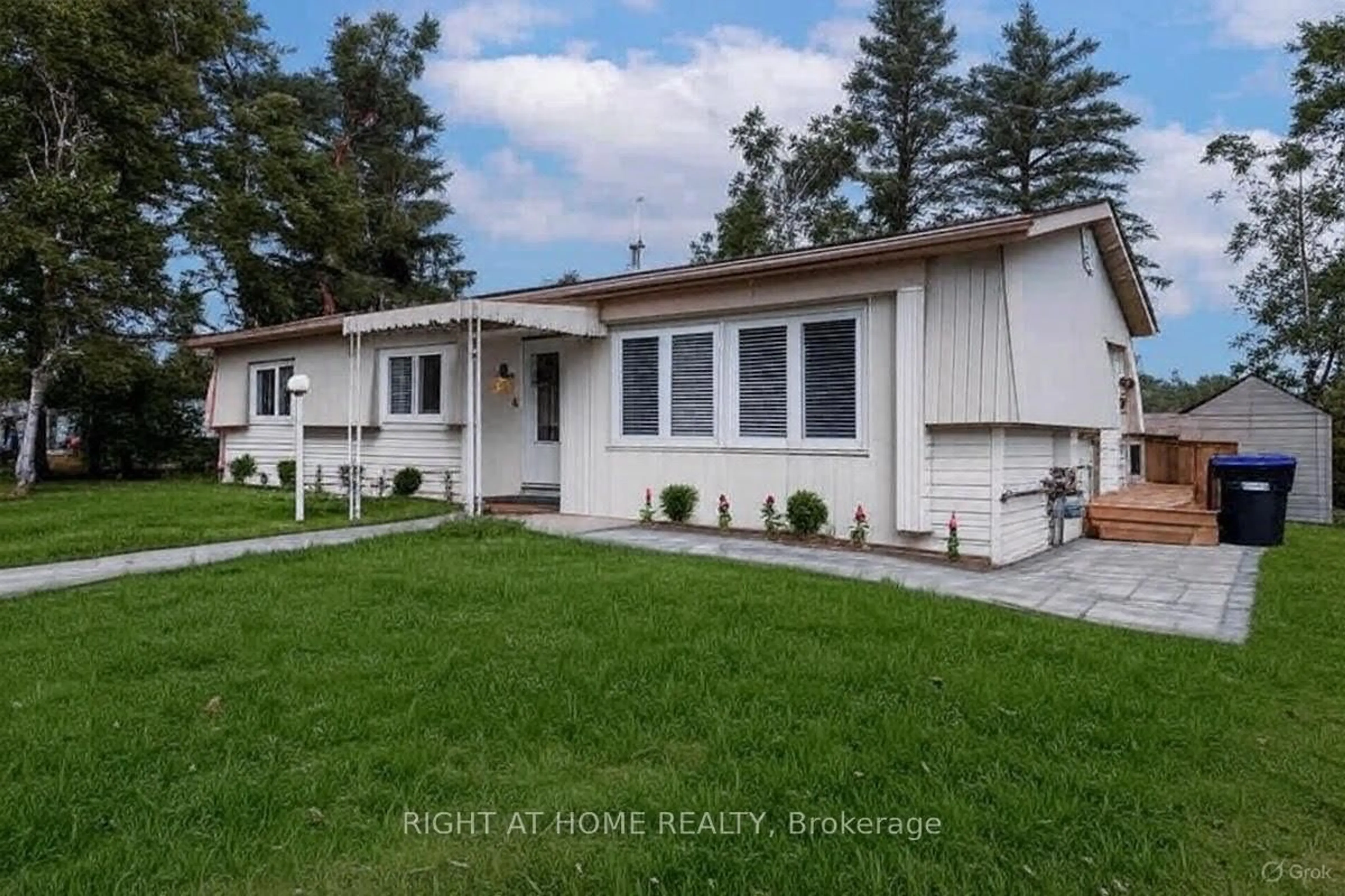 Home with vinyl exterior material, street for 3 Mulberry Crt, Innisfil Ontario L4N 9S2