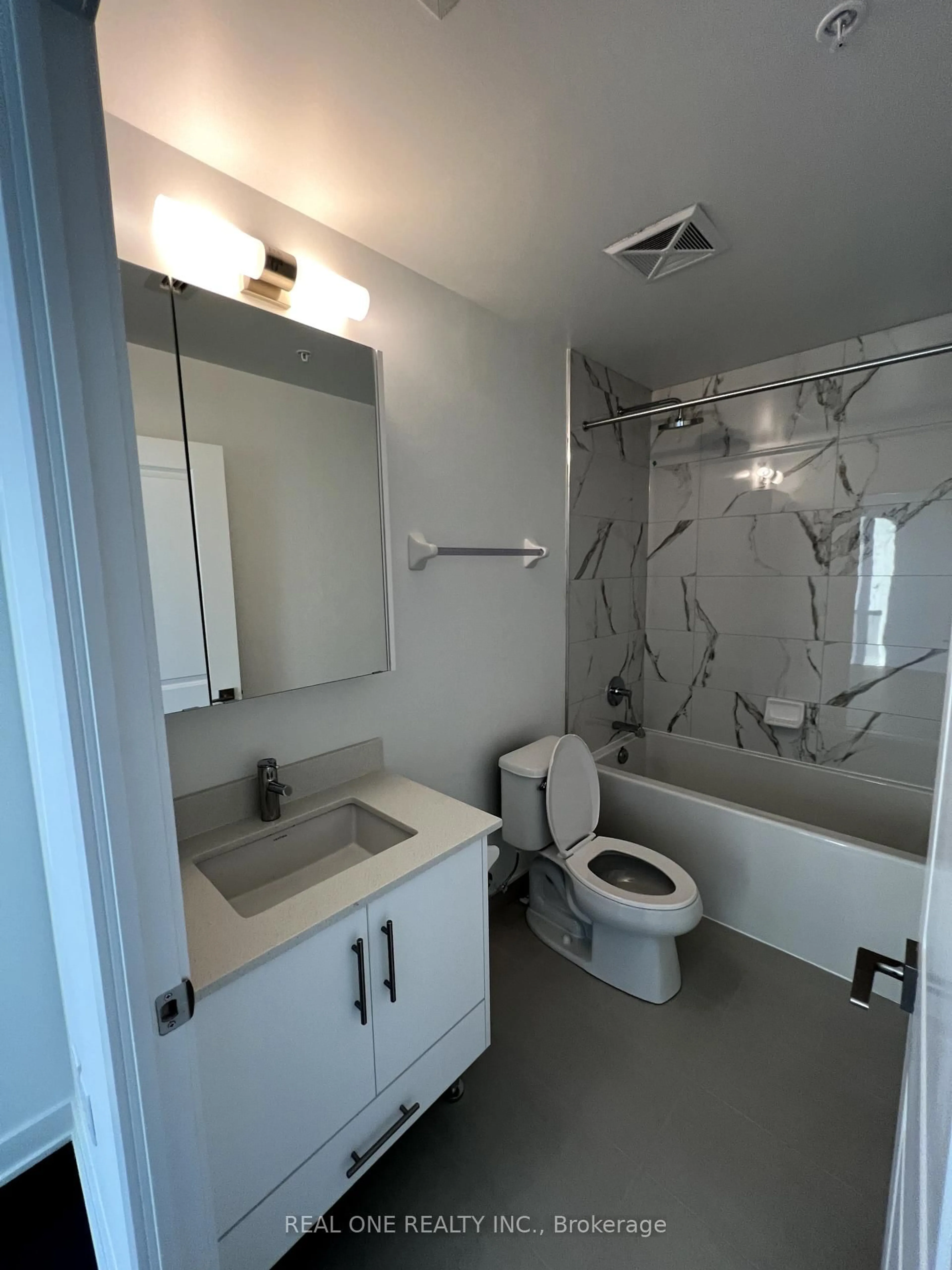 Standard bathroom, ceramic/tile floor for 85 Oneida Cres #1215, Richmond Hill Ontario L4B 0A6