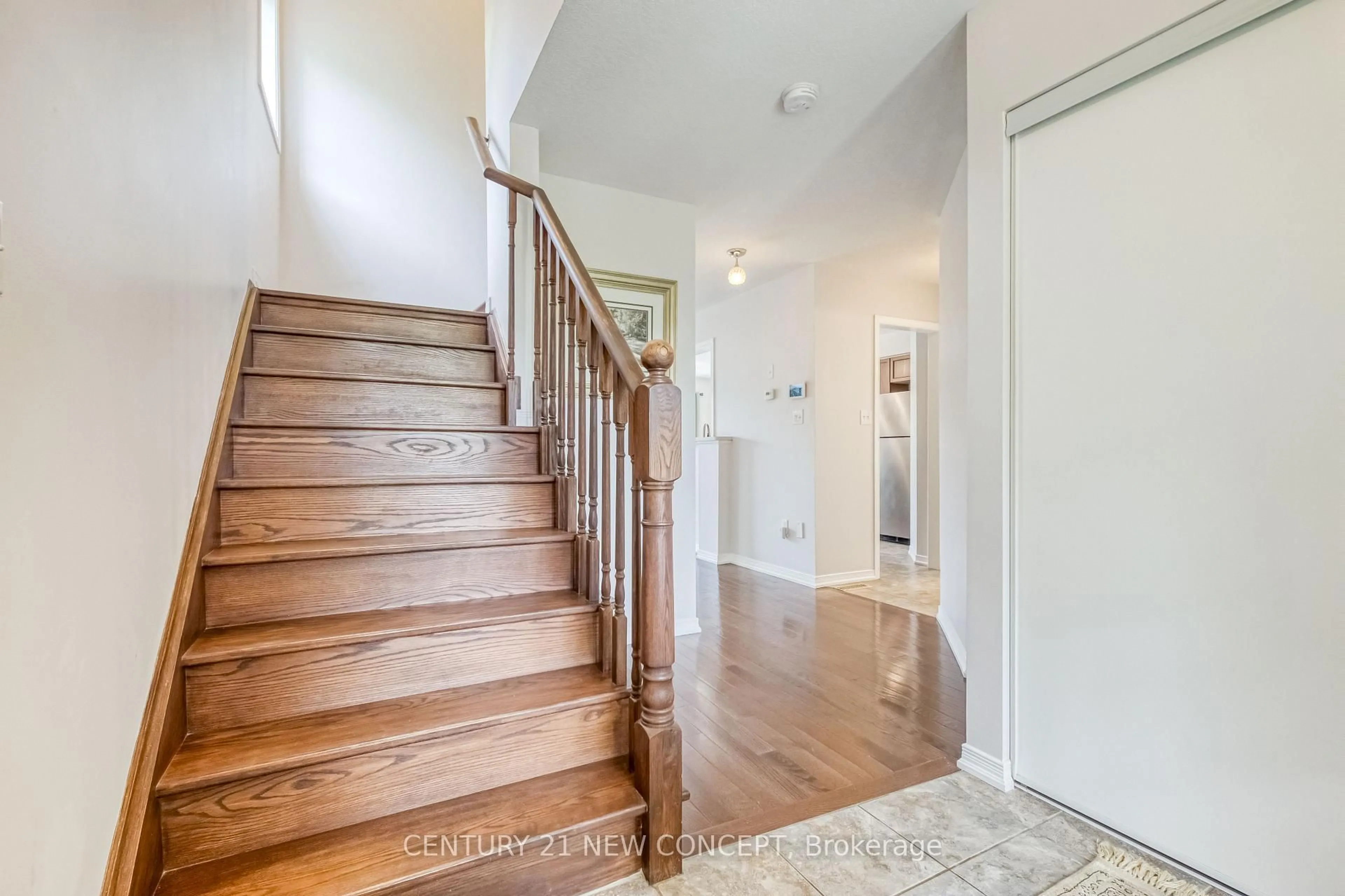 Indoor entryway for 2174 Taggart Crt, Innisfil Ontario L9S 0C4