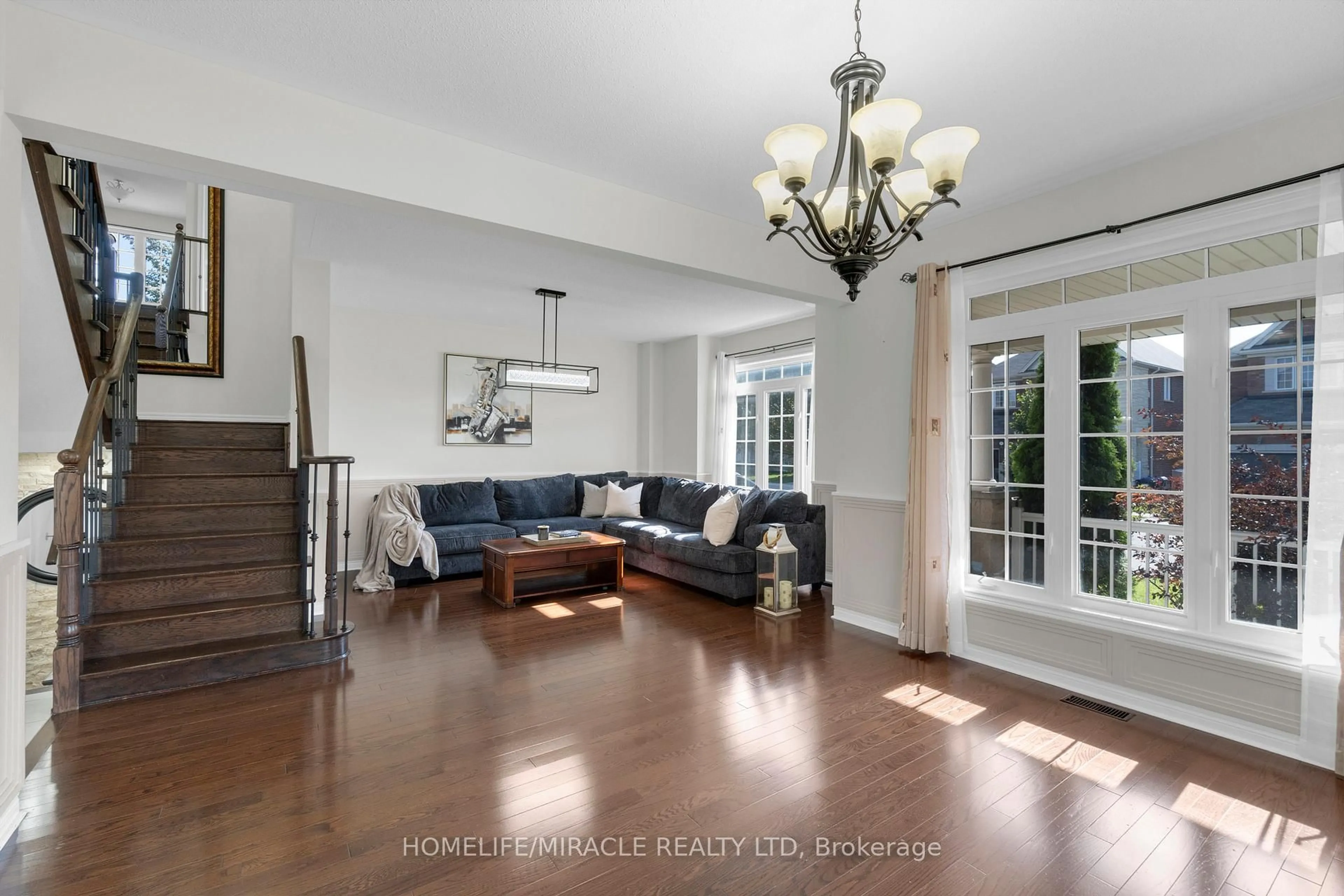 Living room with furniture, unknown for 129 Vipond Way, Bradford West Gwillimbury Ontario L3Z 0G7