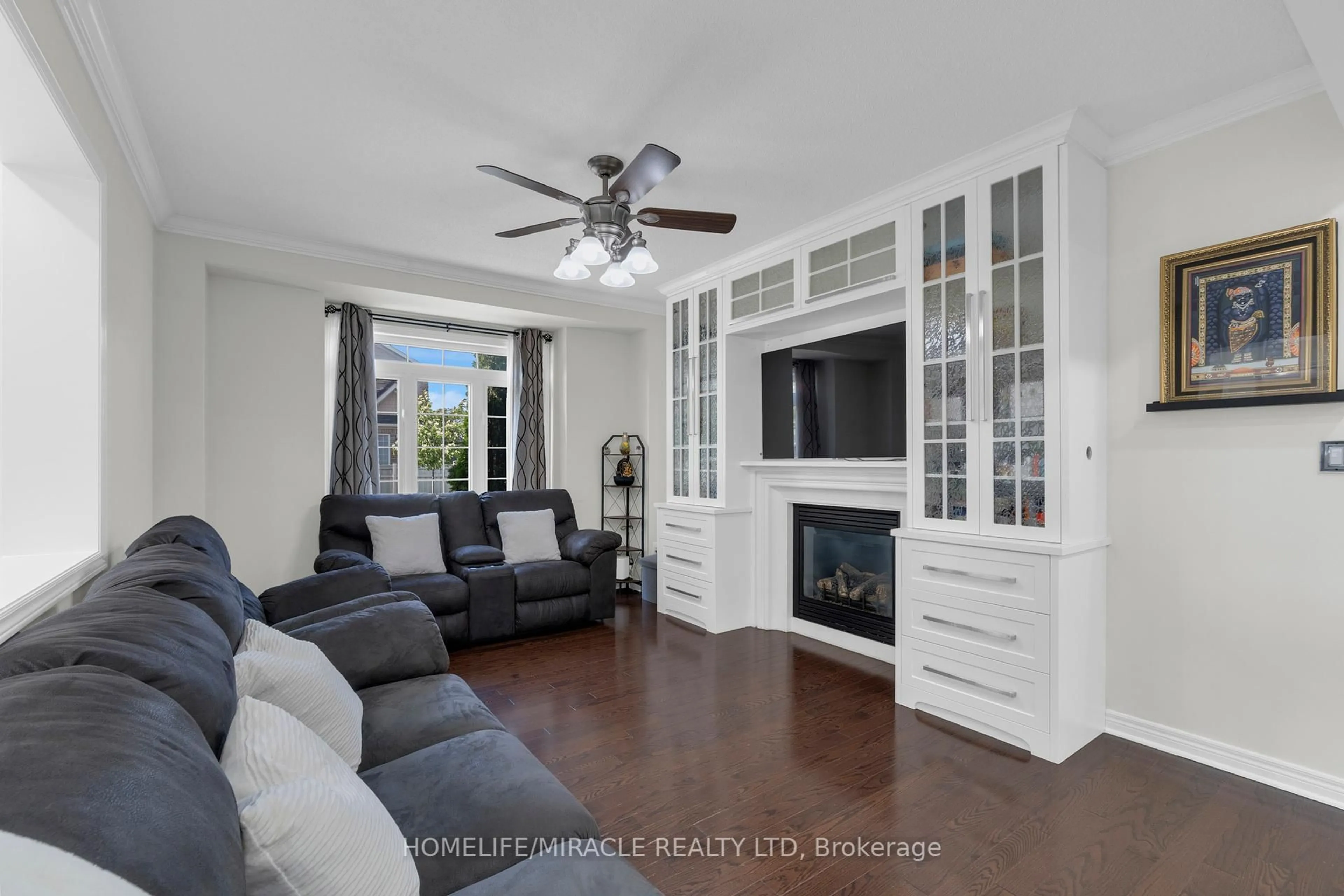 Living room with furniture, unknown for 129 Vipond Way, Bradford West Gwillimbury Ontario L3Z 0G7