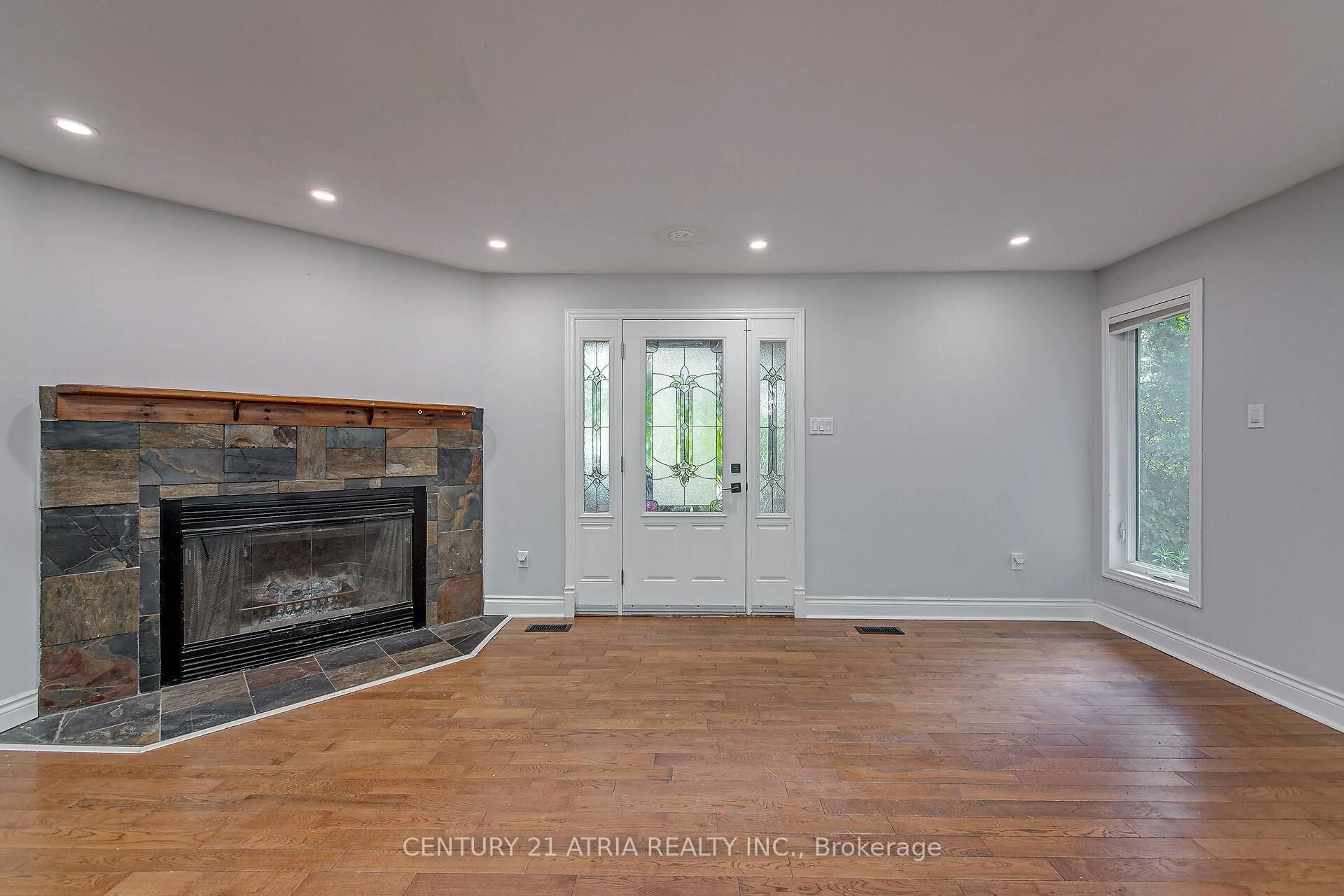 Indoor entryway for 2070 St. Paul Rd, Innisfil Ontario L9S 1V2