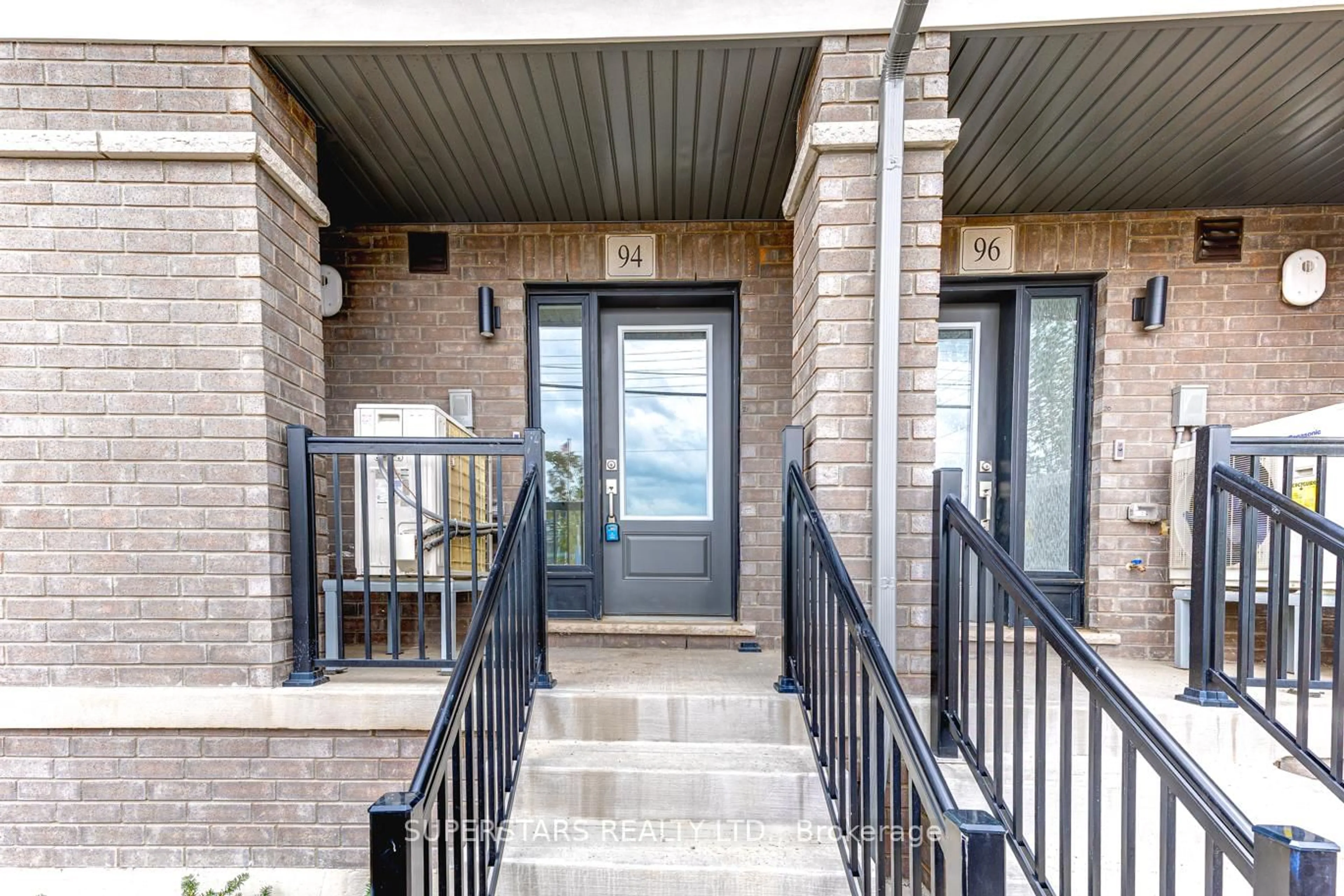 Indoor entryway for 94 Matawin Lane, Richmond Hill Ontario L4B 0H7