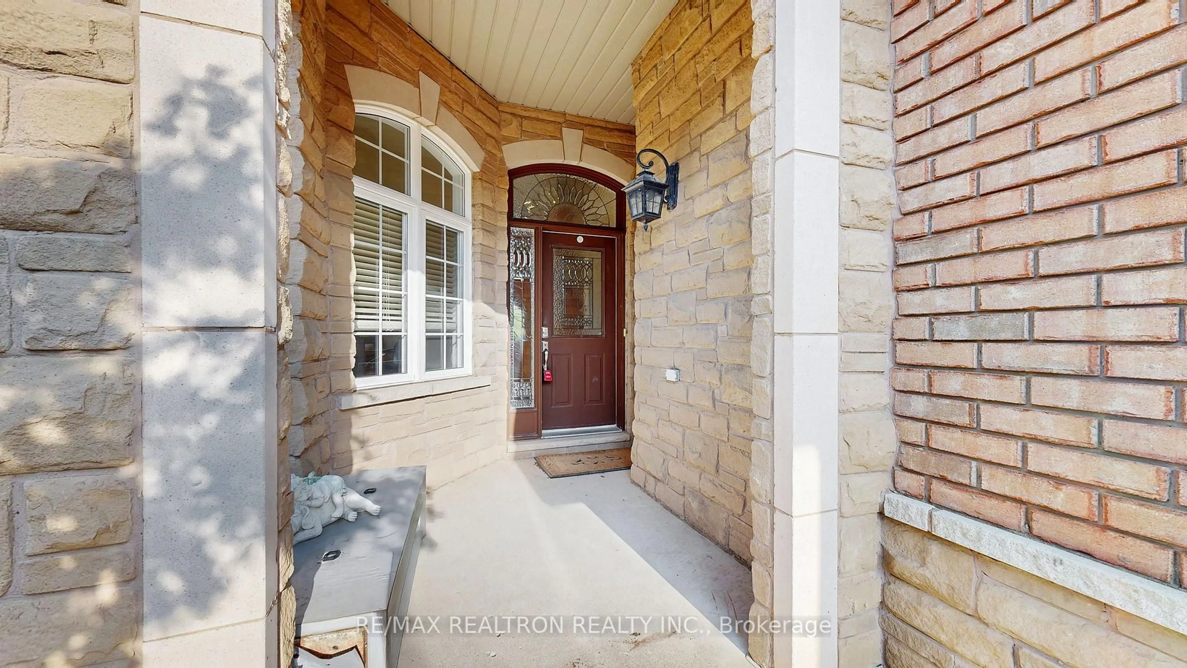 Indoor entryway for 35 Grange Dr, Richmond Hill Ontario L4E 4T1