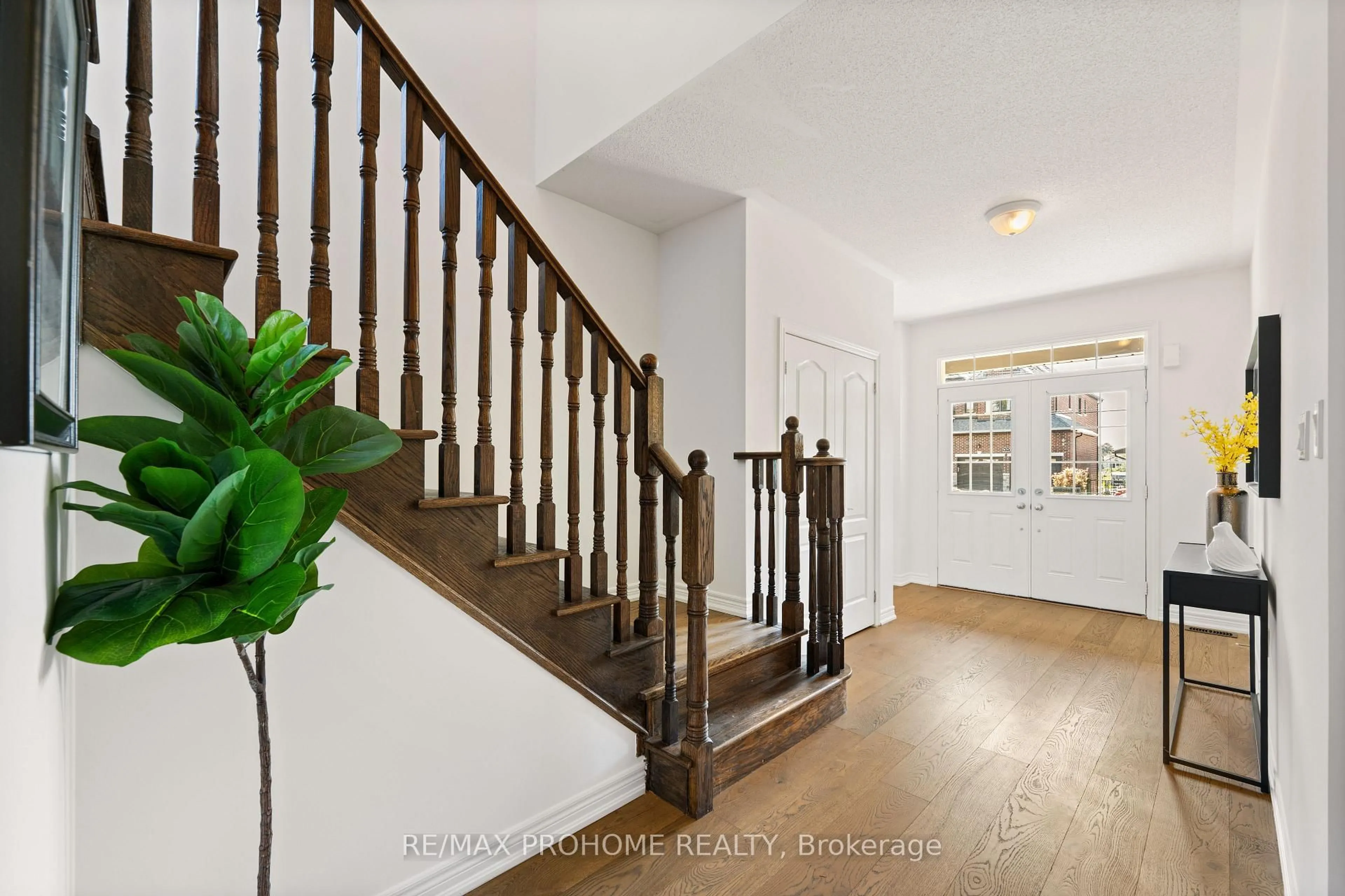 Indoor entryway for 102 Riveredge Dr, Georgina Ontario L4P 2P1