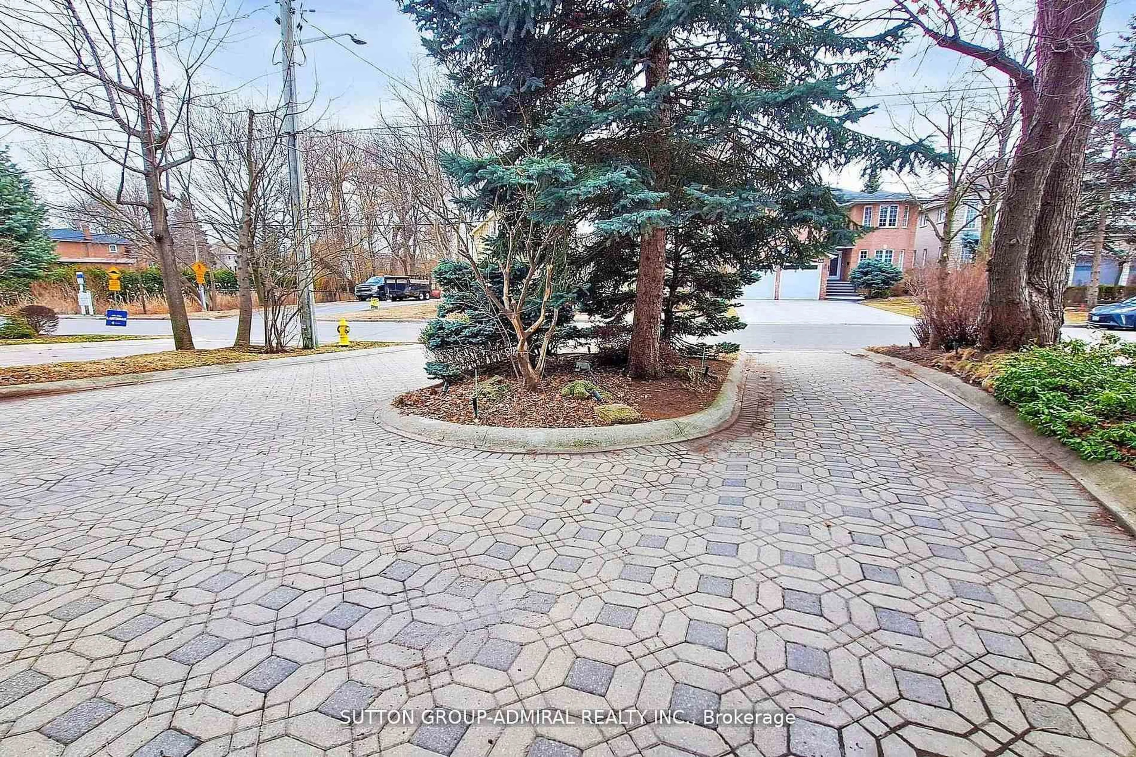 Patio, street for 220 King High Dr, Vaughan Ontario L4J 3N5