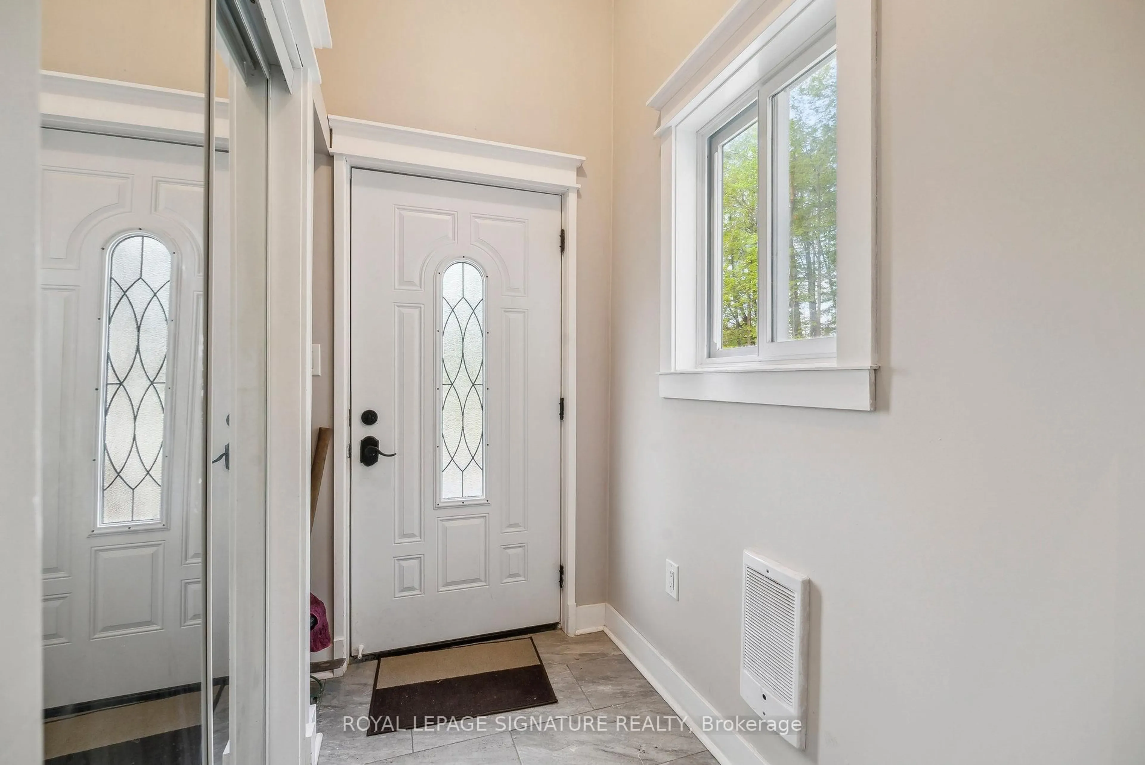 Indoor entryway for 4290 Yonge St, Bradford West Gwillimbury Ontario L0L 1R0