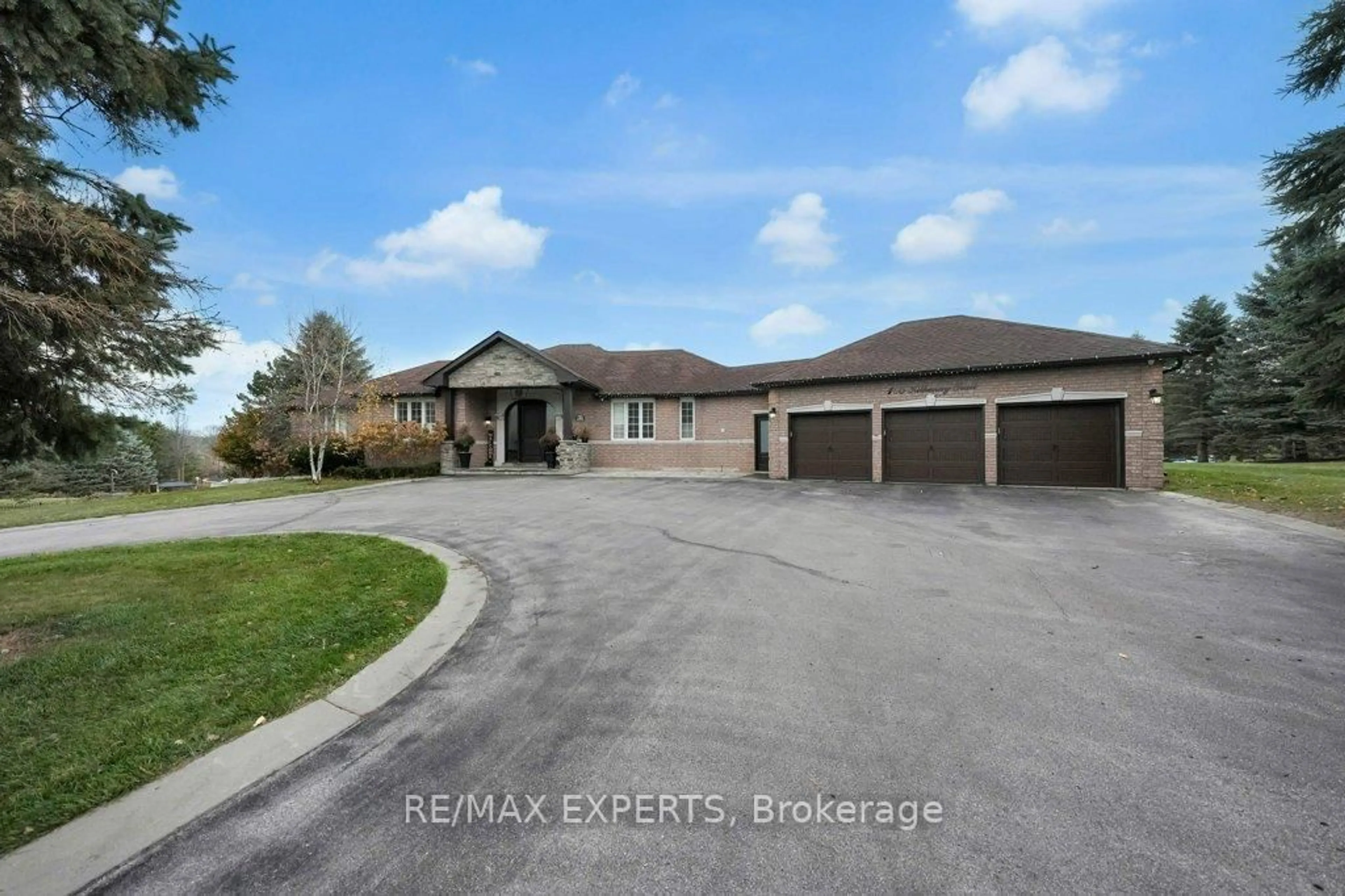 A pic from outside/outdoor area/front of a property/back of a property/a pic from drone, street for 105 Kilkenny Tr, Bradford West Gwillimbury Ontario L3Z 3C5