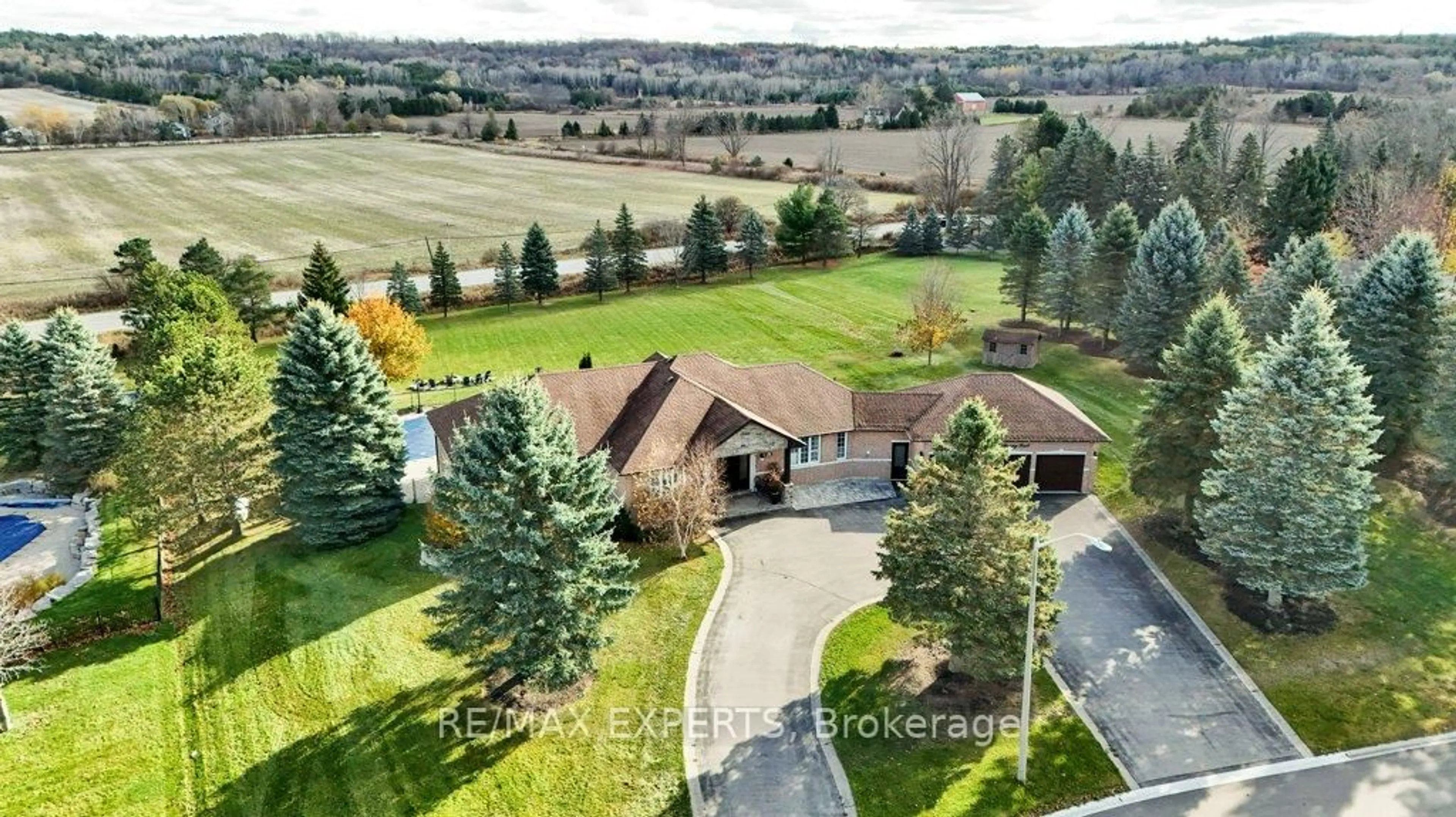 A pic from outside/outdoor area/front of a property/back of a property/a pic from drone, unknown for 105 Kilkenny Tr, Bradford West Gwillimbury Ontario L3Z 3C5