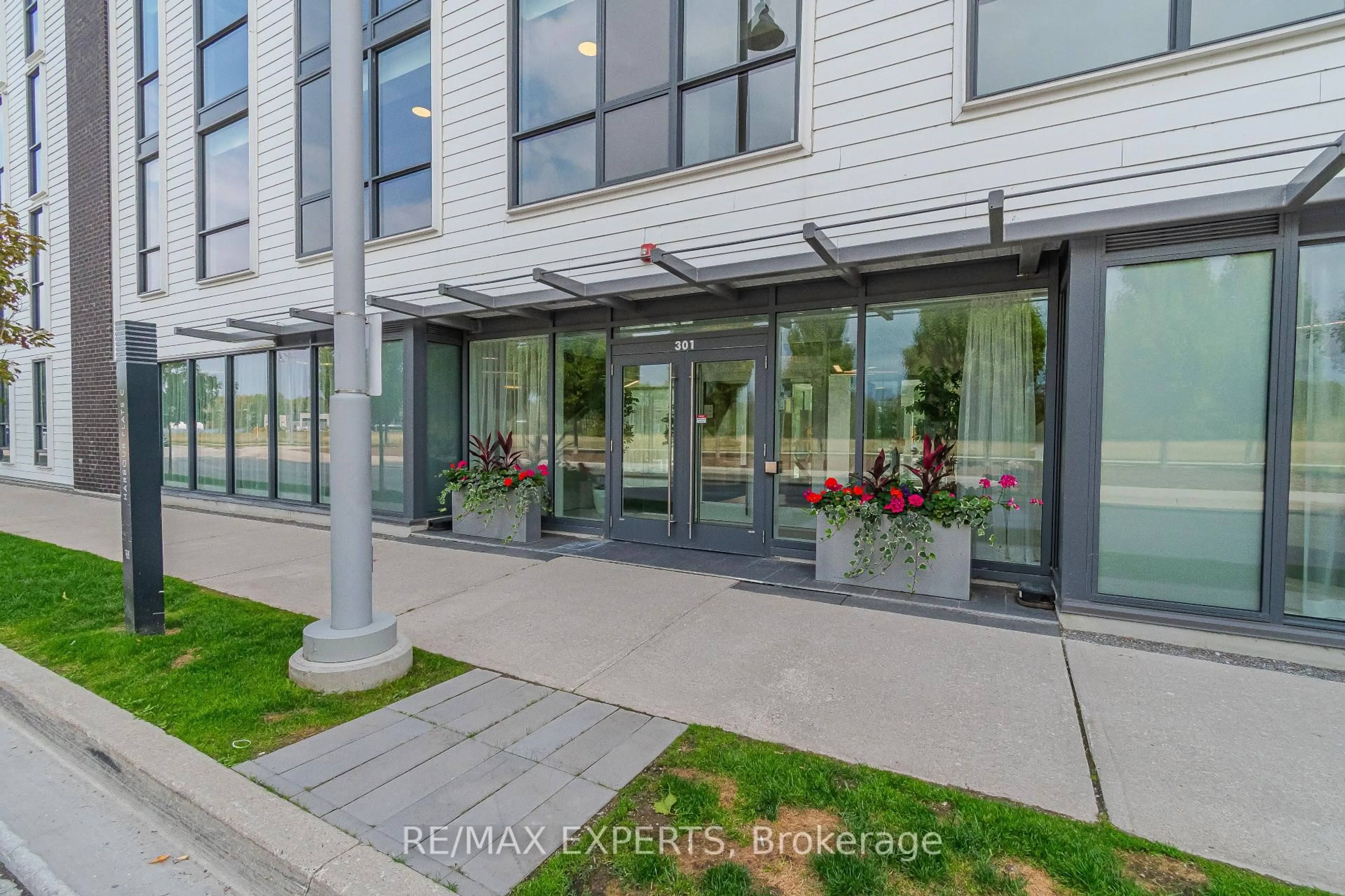 Indoor entryway for 301 Sea Ray Ave #C315, Innisfil Ontario L9S 0L8