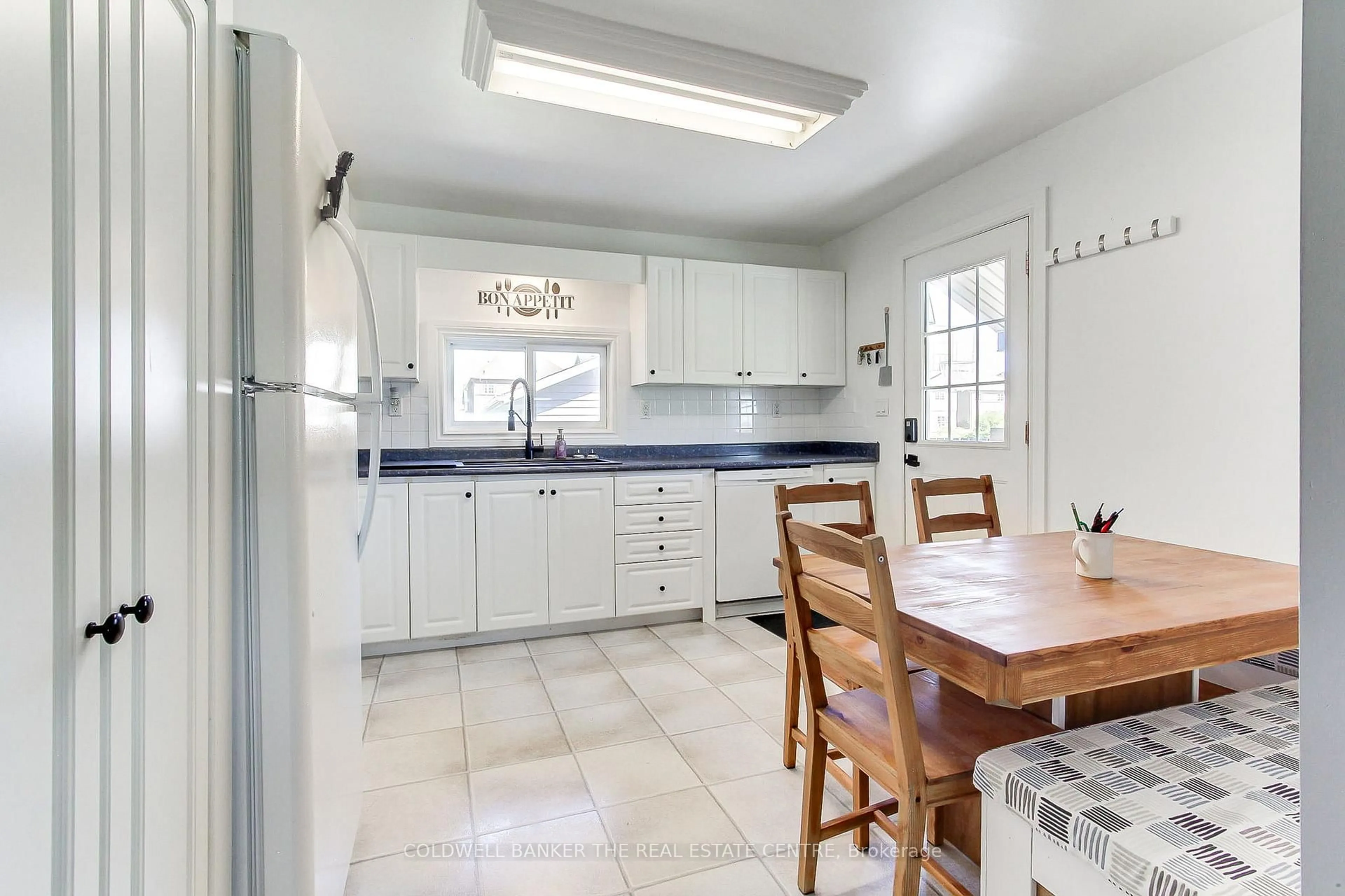 Standard kitchen, ceramic/tile floor for 26162 Highway 48 Rd, Georgina Ontario L0E 1R0