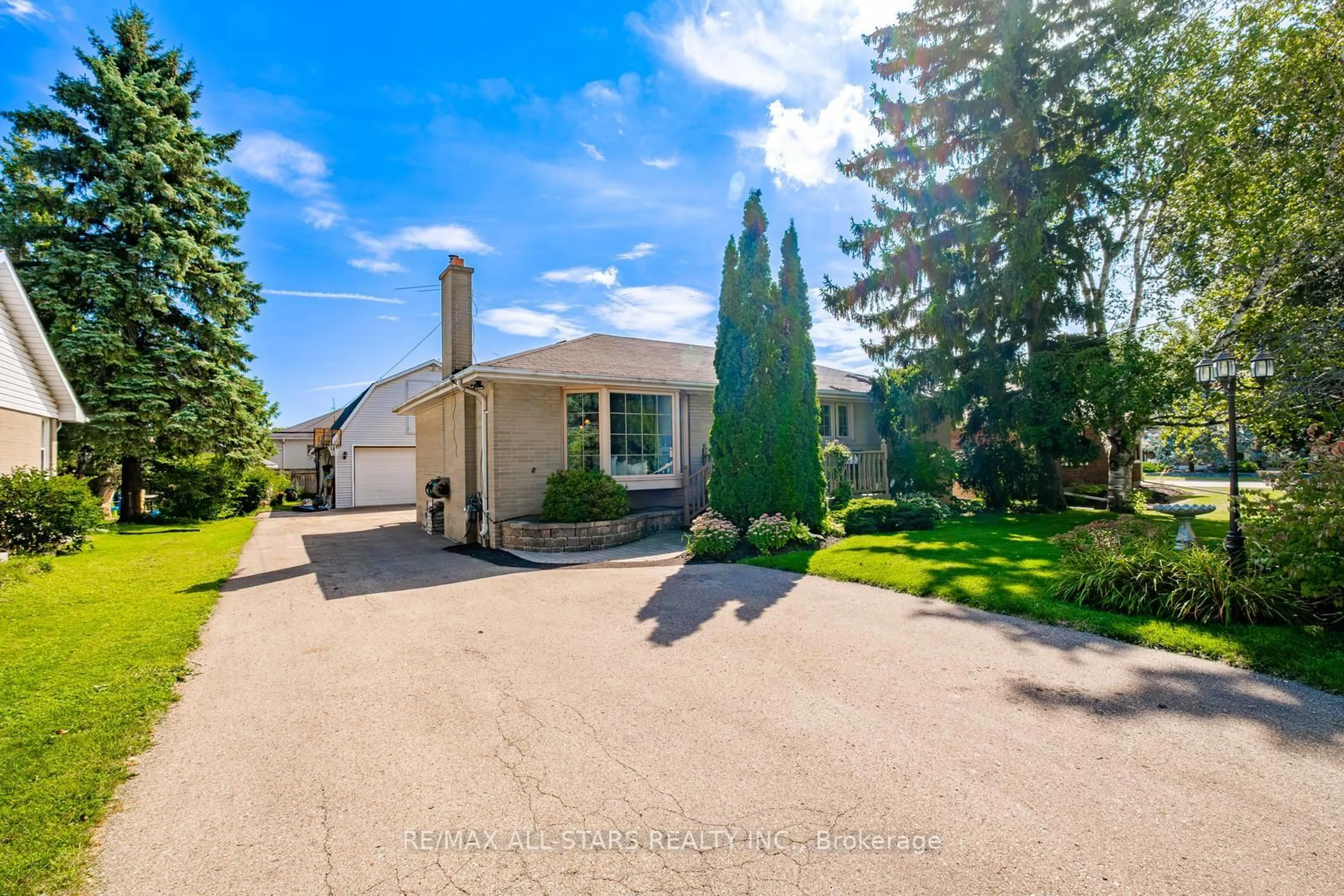 A pic from outside/outdoor area/front of a property/back of a property/a pic from drone, street for 344 Rupert Ave, Whitchurch-Stouffville Ontario L4A 1C9