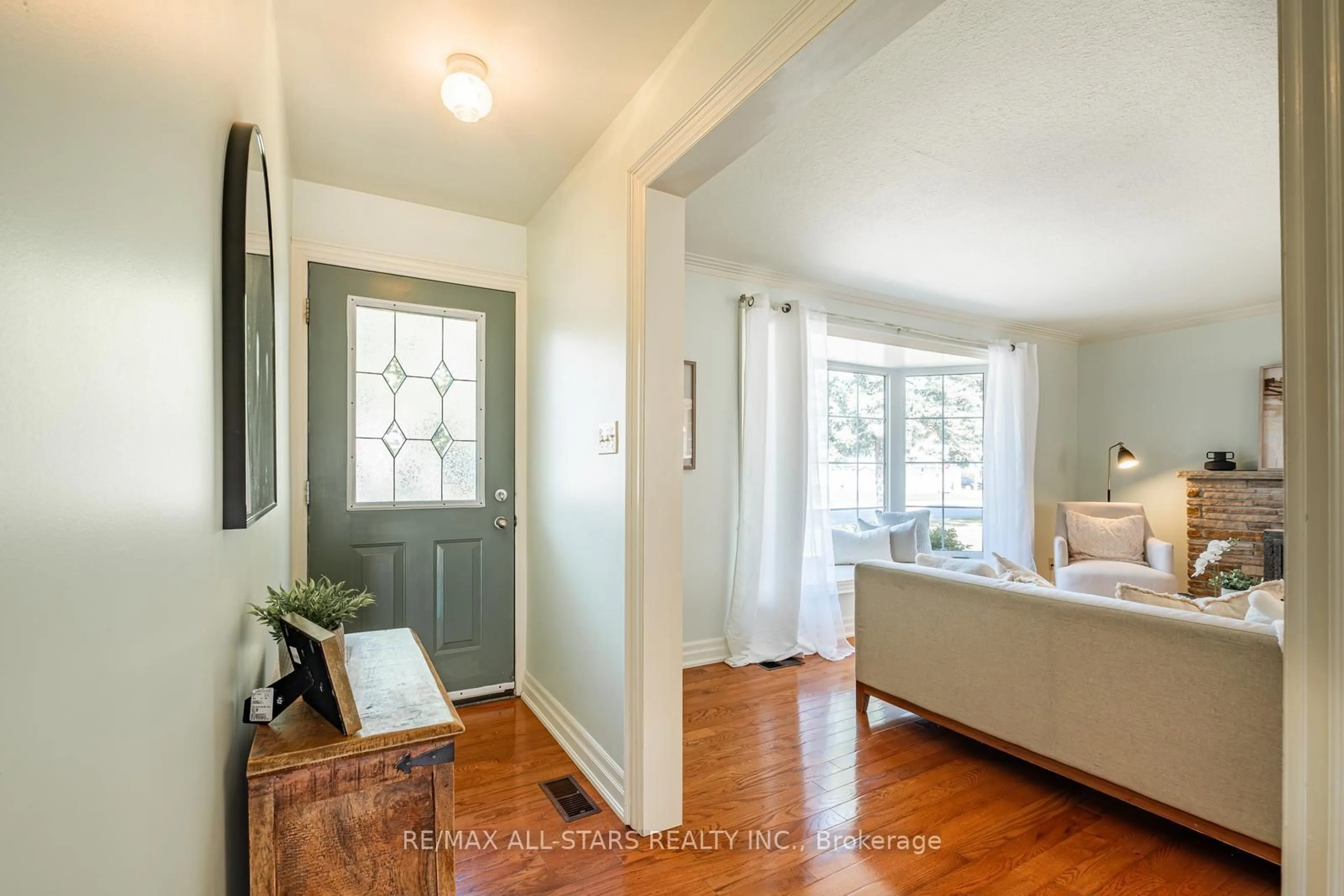 Indoor entryway for 344 Rupert Ave, Whitchurch-Stouffville Ontario L4A 1C9