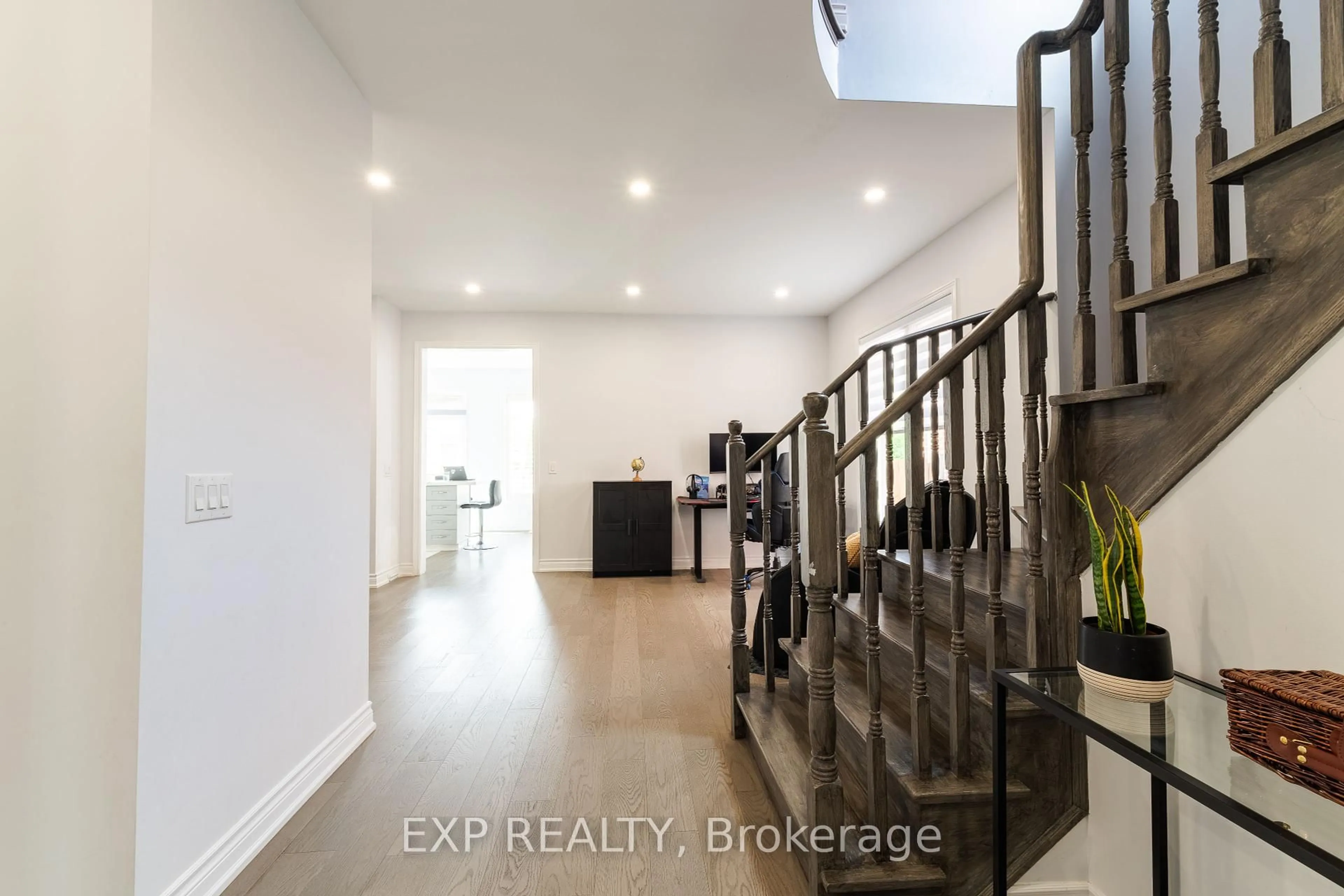 Indoor entryway for 535 Woodspring Ave, East Gwillimbury Ontario L9N 0C1