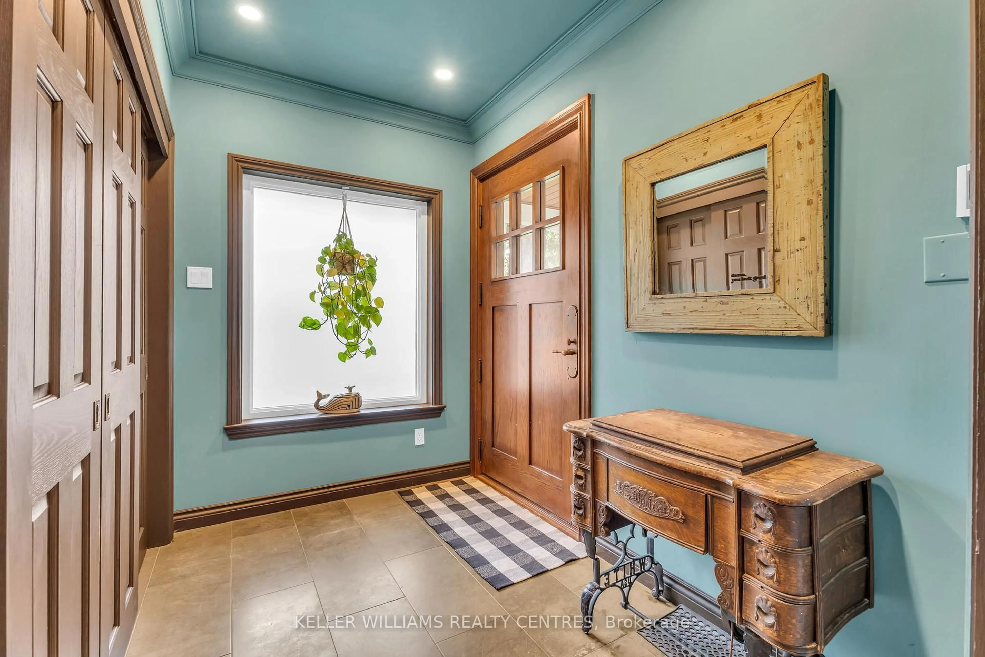 Indoor entryway for 80 Connaught Ave, Aurora Ontario L4G 1C7