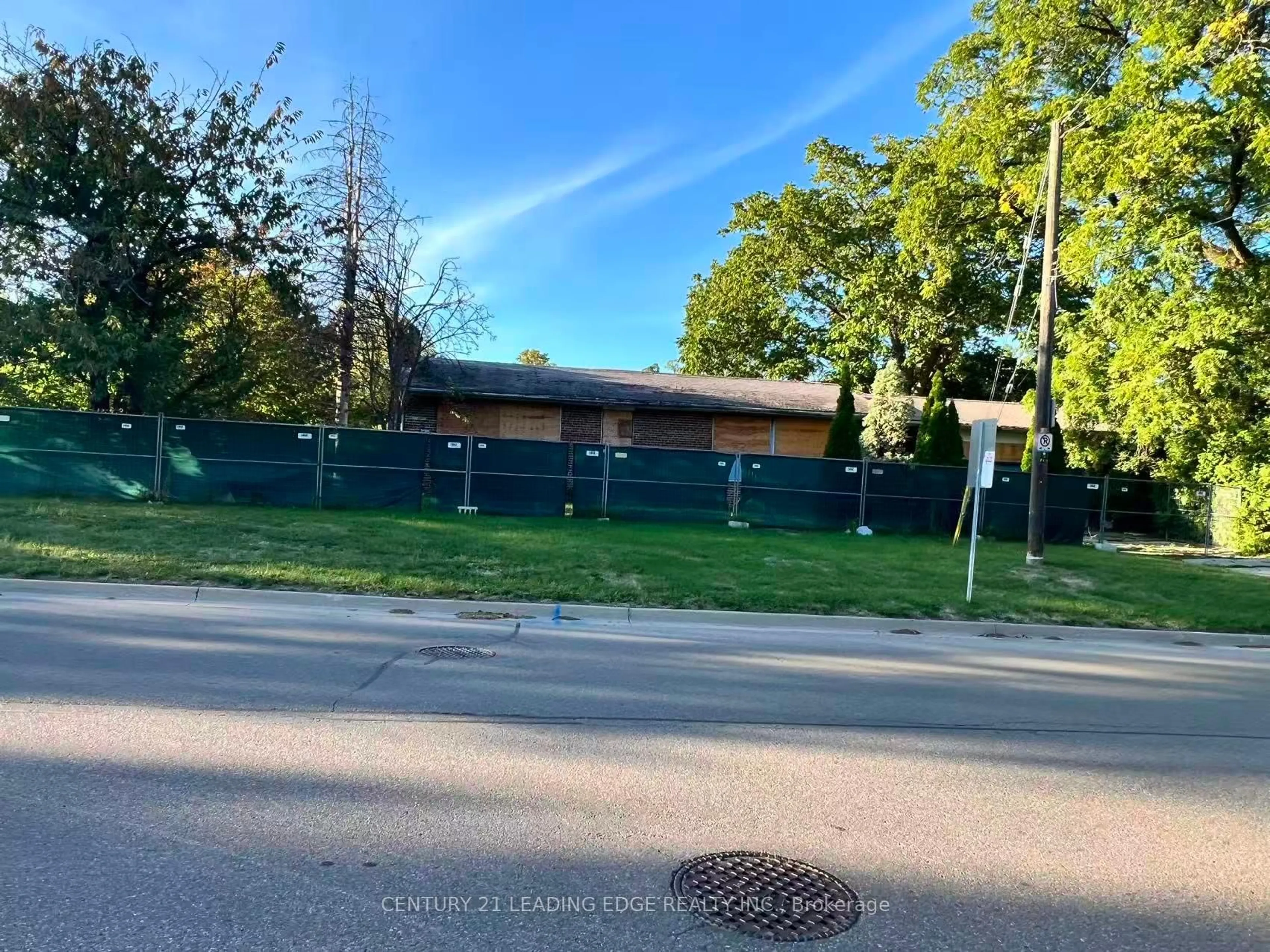 A pic from outside/outdoor area/front of a property/back of a property/a pic from drone, street for 329 Mill St, Richmond Hill Ontario L4C 4B6