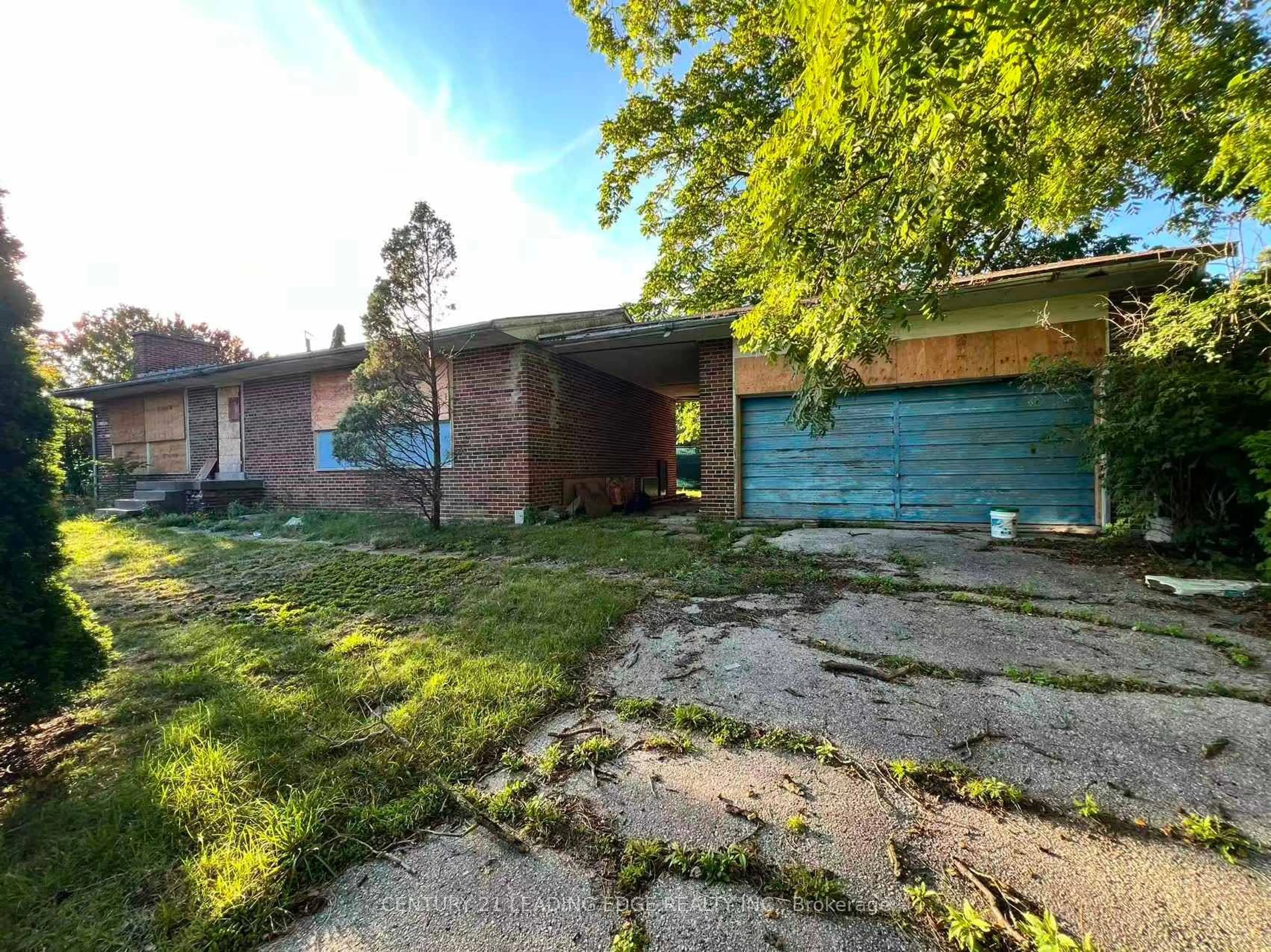 A pic from outside/outdoor area/front of a property/back of a property/a pic from drone, street for 329 Mill St, Richmond Hill Ontario L4C 4B6