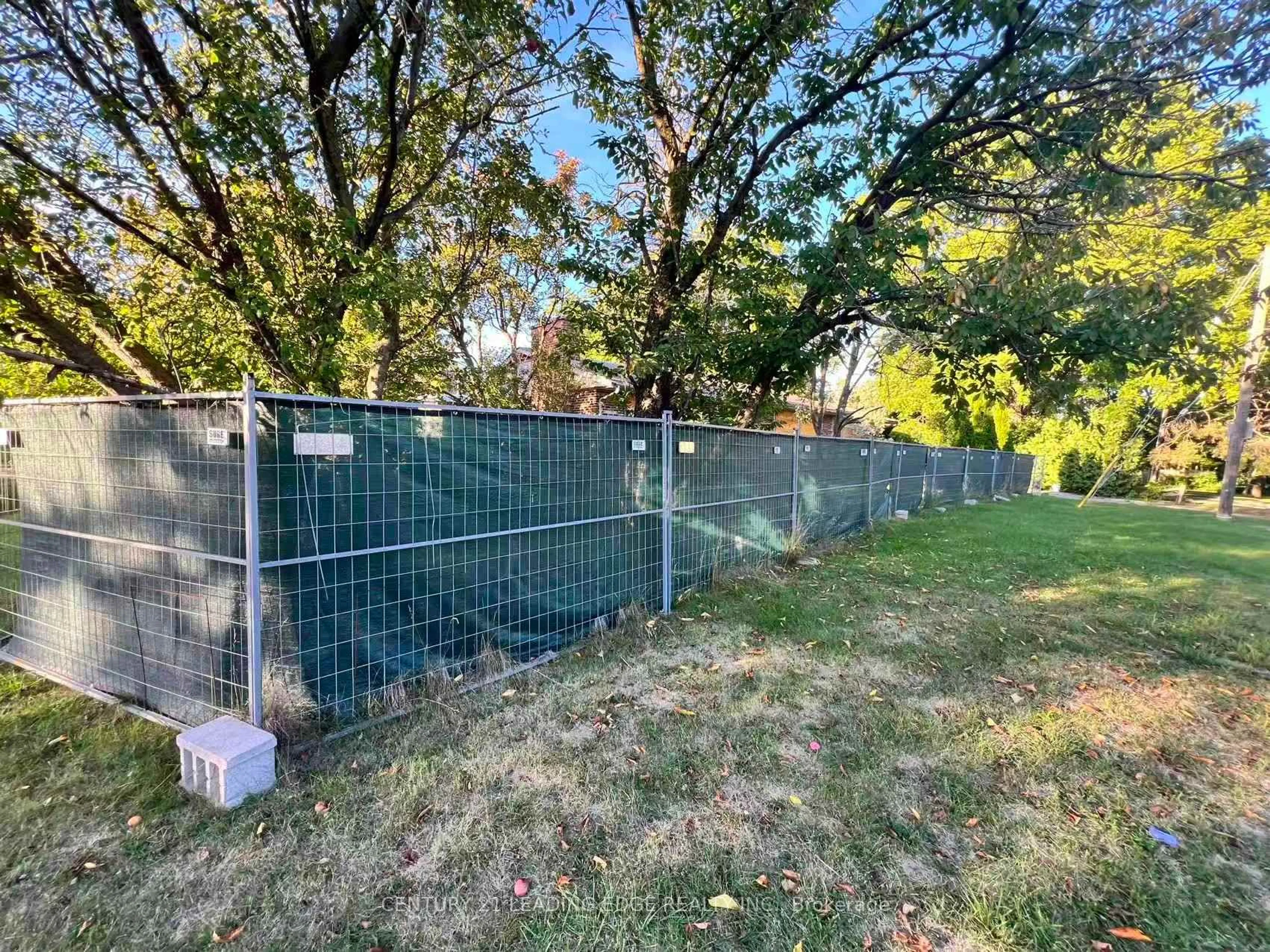 A pic from outside/outdoor area/front of a property/back of a property/a pic from drone, unknown for 329 Mill St, Richmond Hill Ontario L4C 4B6