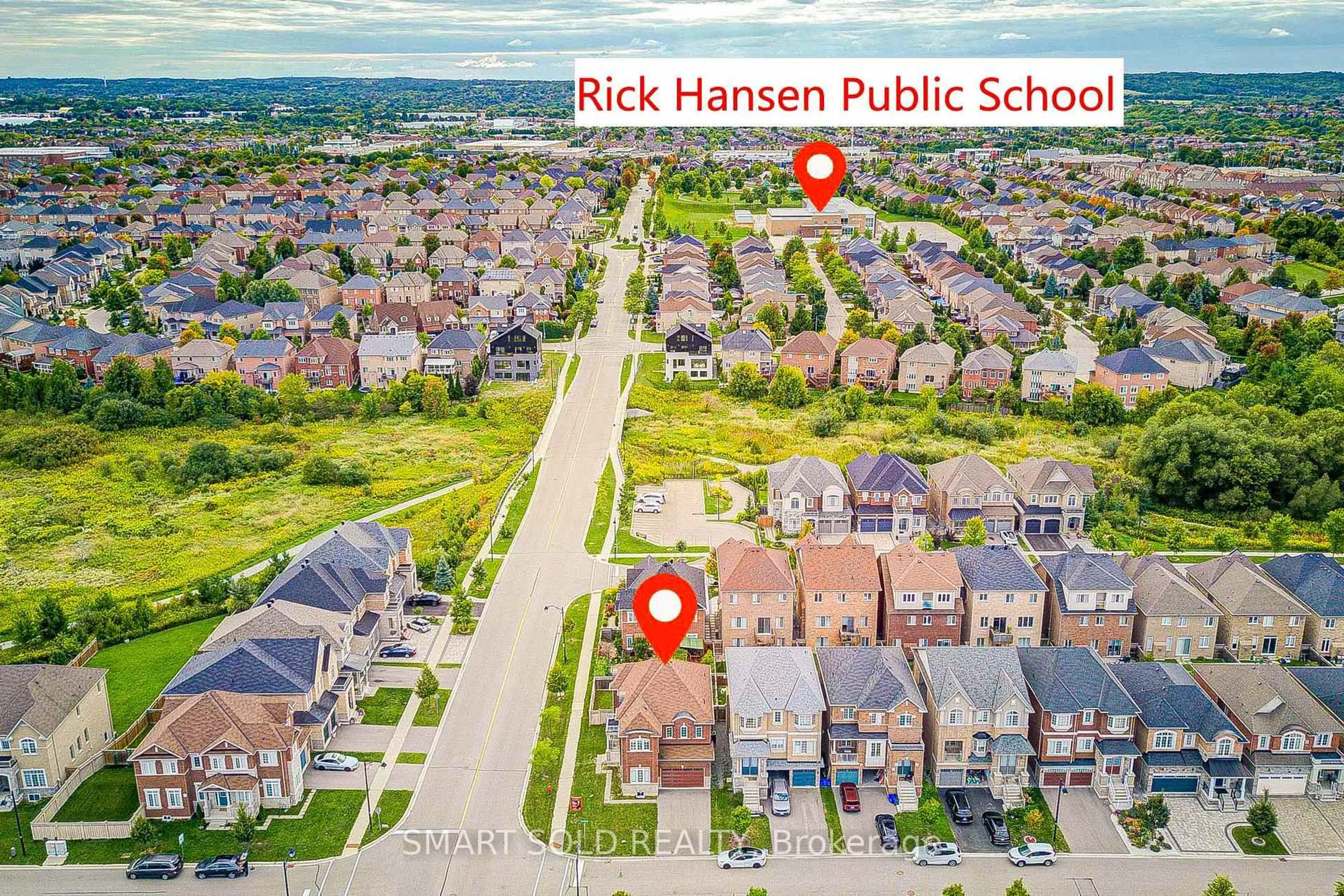 A pic from outside/outdoor area/front of a property/back of a property/a pic from drone, street for 238 Hartwell Way, Aurora Ontario L4G 1C9