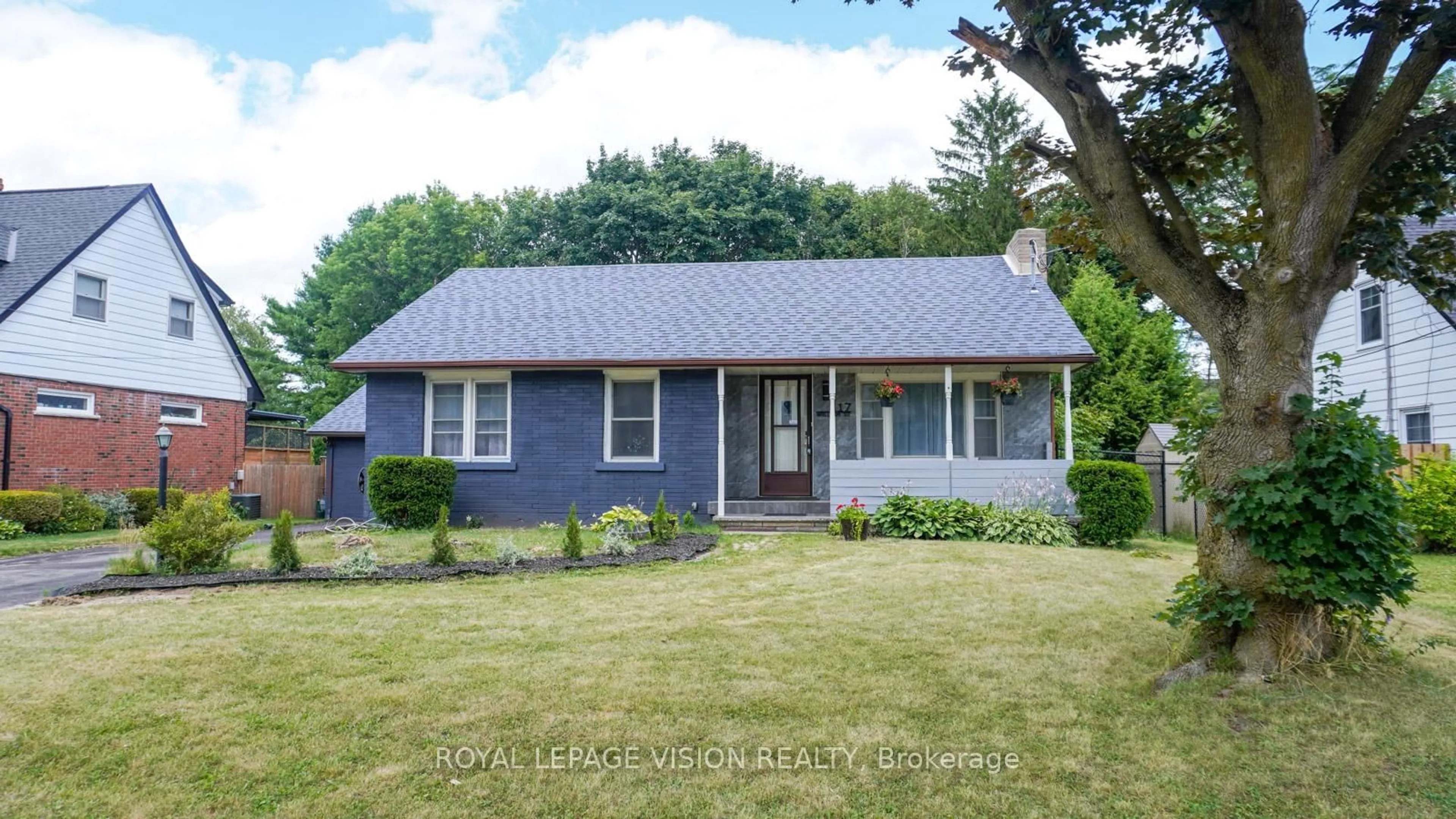 Home with vinyl exterior material, street for 117 William St, Whitchurch-Stouffville Ontario L4A 1B3
