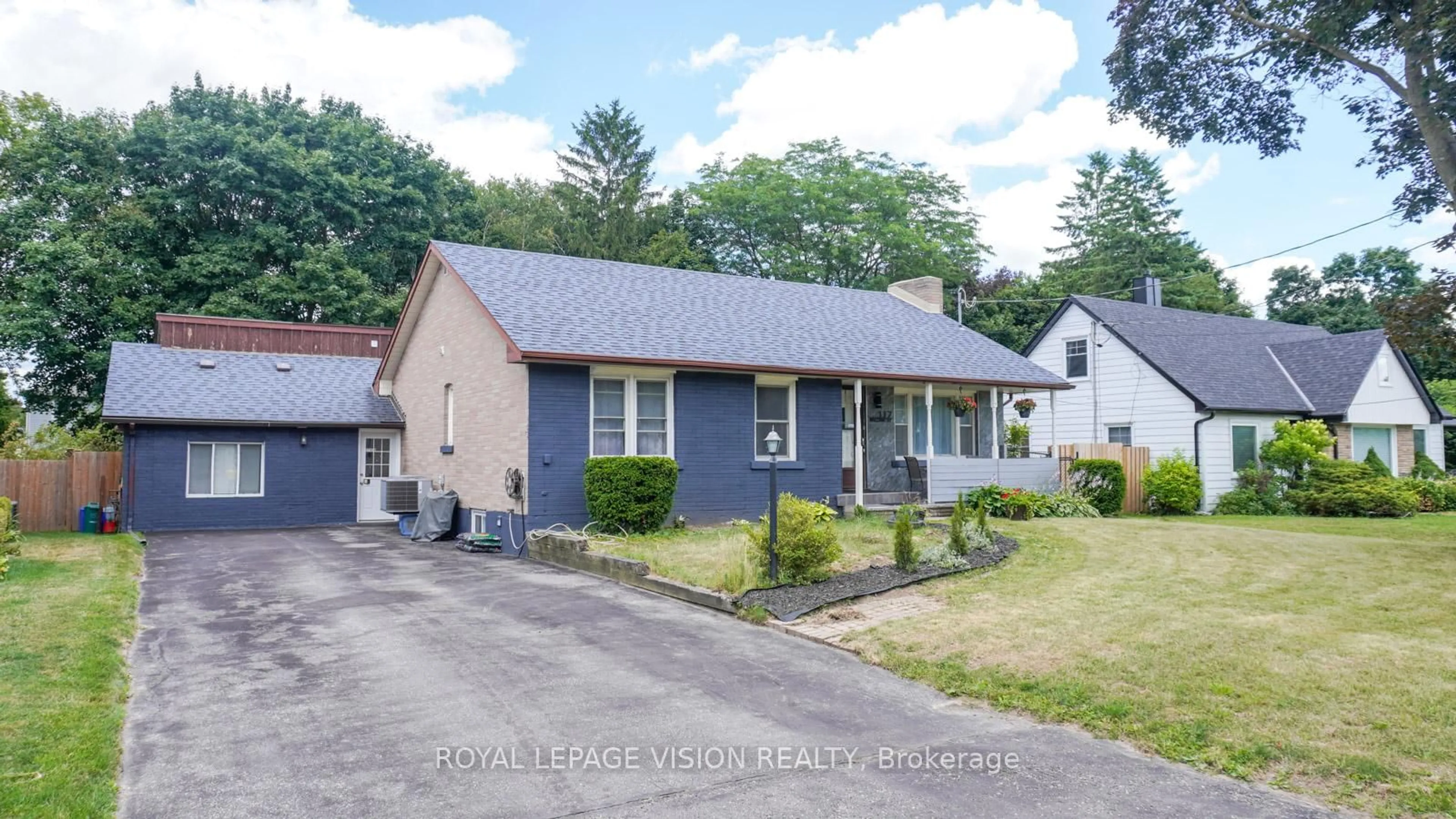 Home with vinyl exterior material, street for 117 William St, Whitchurch-Stouffville Ontario L4A 1B3