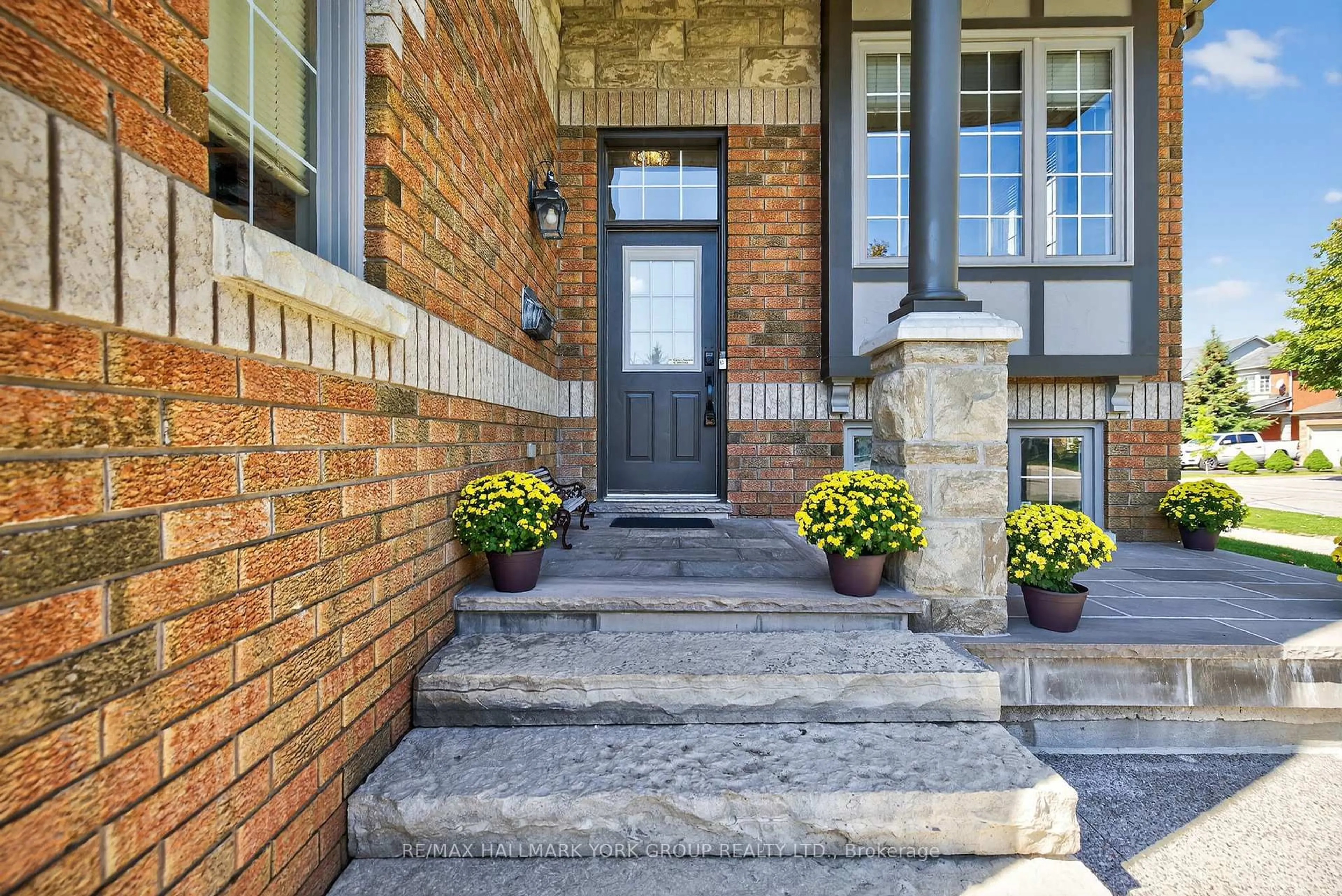 Home with brick exterior material, street for 2 Hadley Crt, Aurora Ontario L4G 7E5