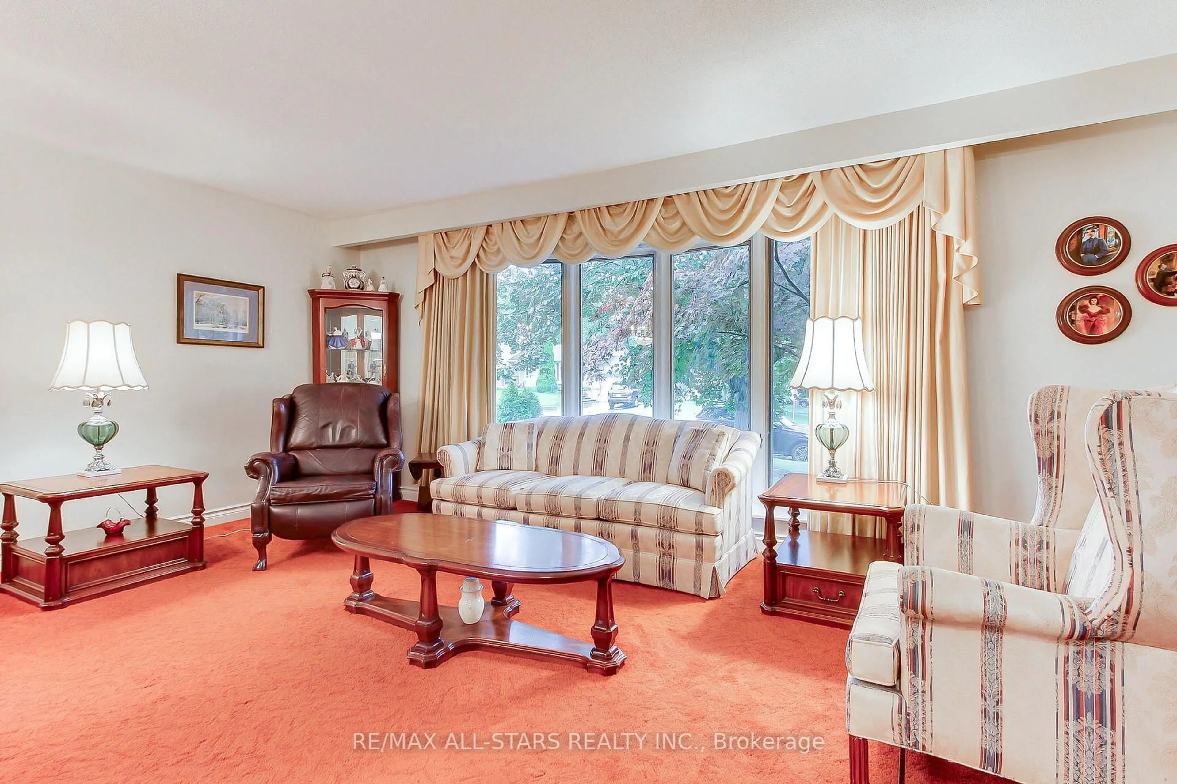 Living room with furniture, carpet floor for 811 Grace St, Newmarket Ontario L3Y 2L6