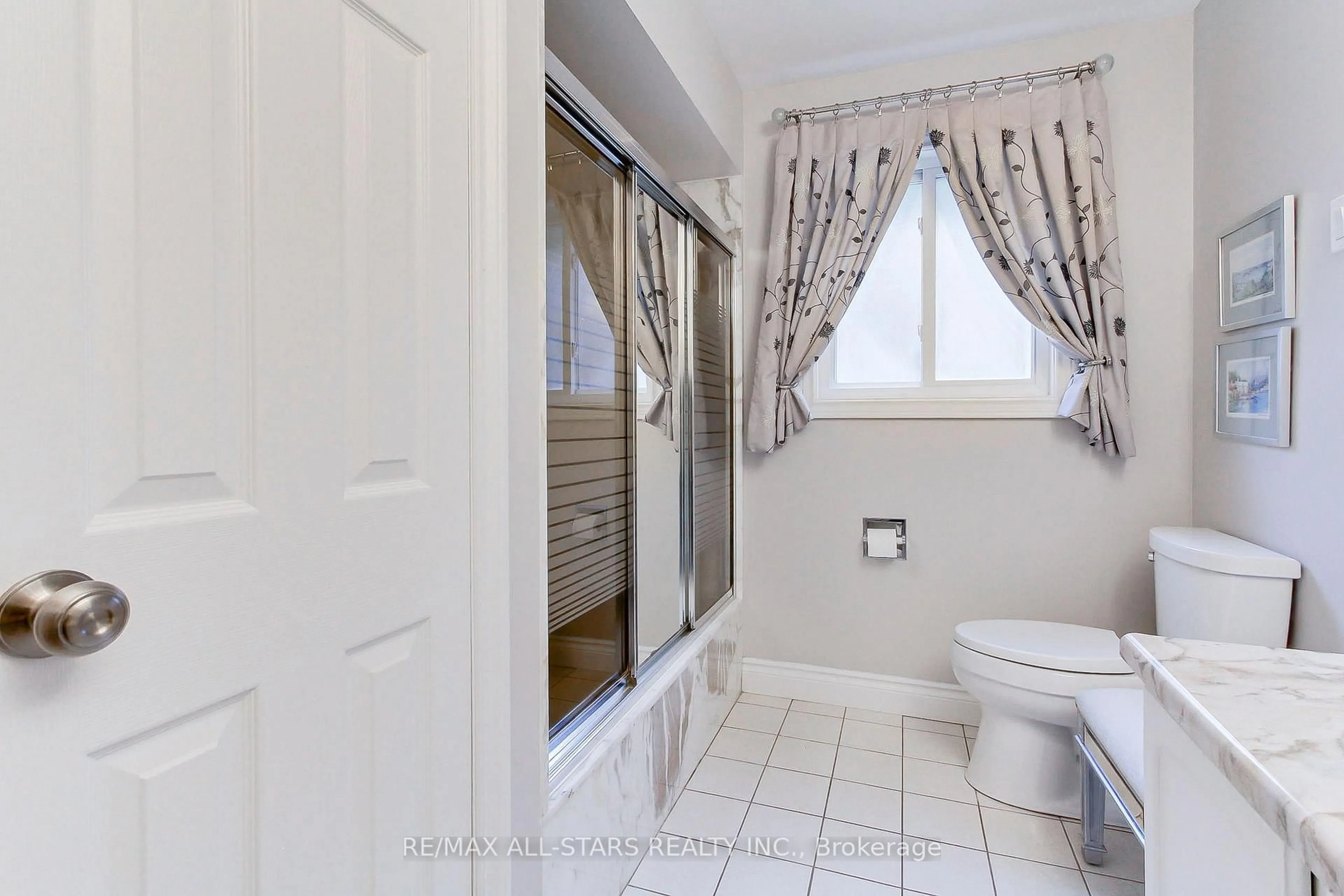 Standard bathroom, ceramic/tile floor for 811 Grace St, Newmarket Ontario L3Y 2L6