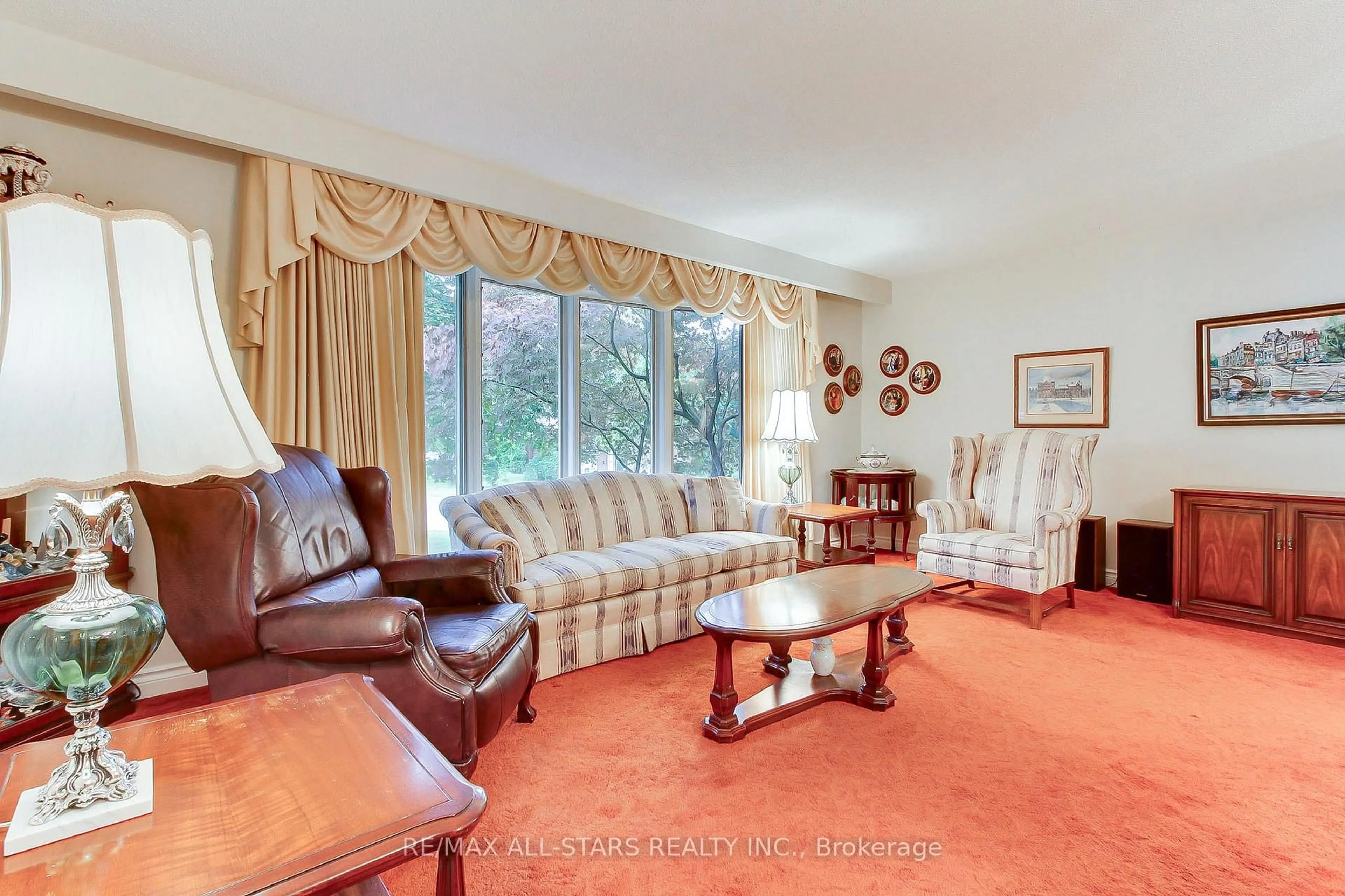 Living room with furniture, unknown for 811 Grace St, Newmarket Ontario L3Y 2L6