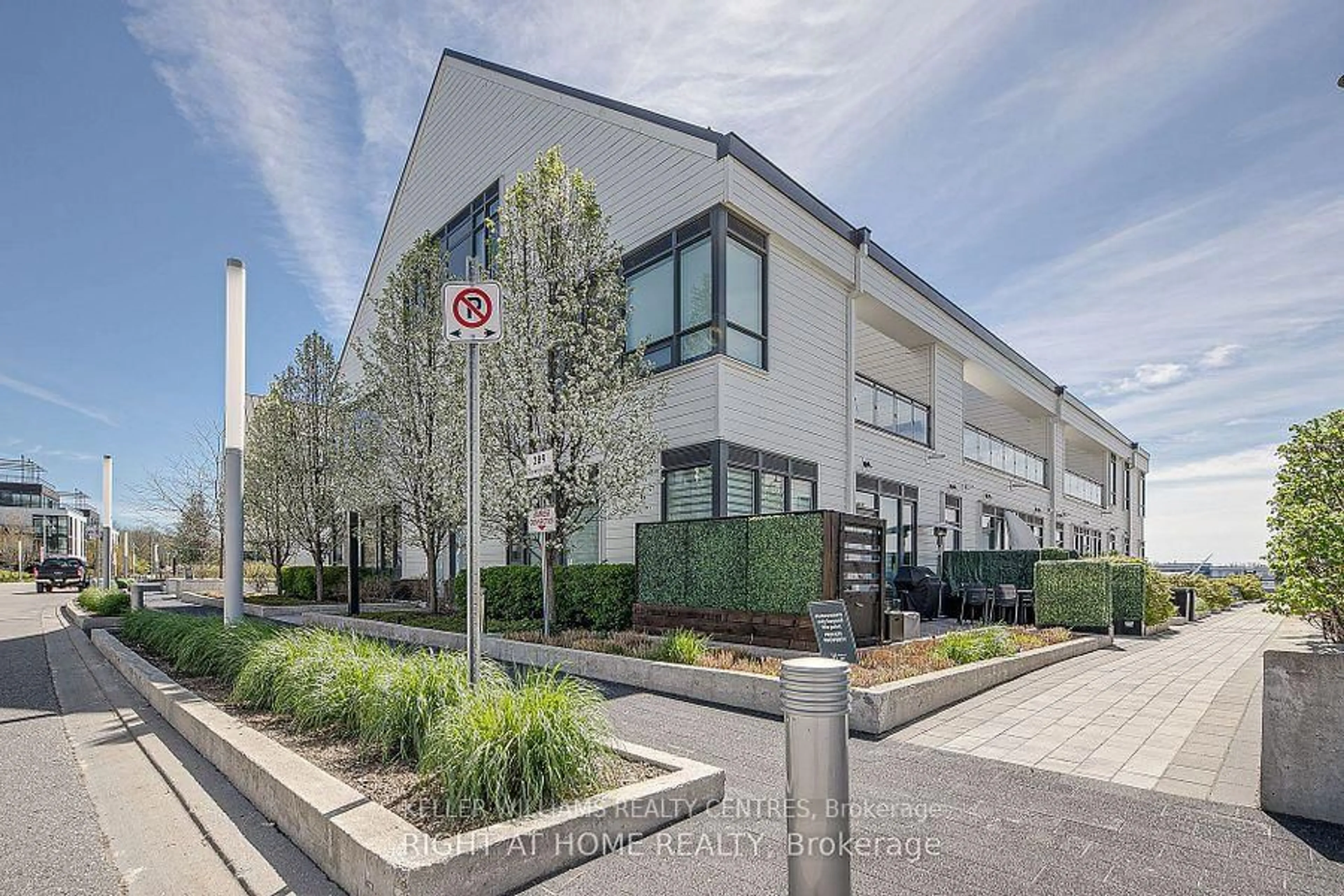 A pic from outside/outdoor area/front of a property/back of a property/a pic from drone, street for 289 Broward Way #89, Innisfil Ontario L9S 0M4