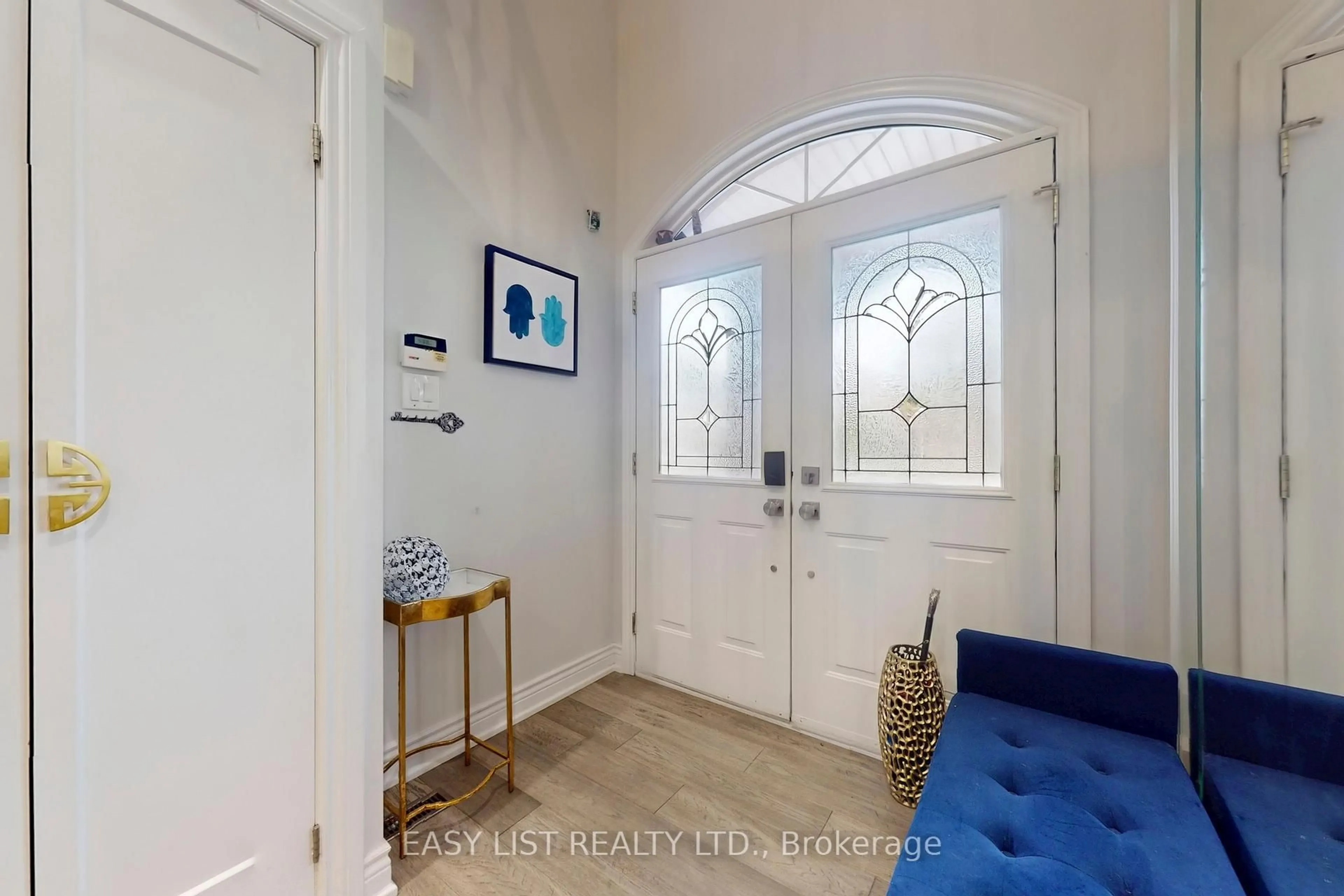Indoor entryway for 6 Kingshill Rd, Richmond Hill Ontario L4E 4B1