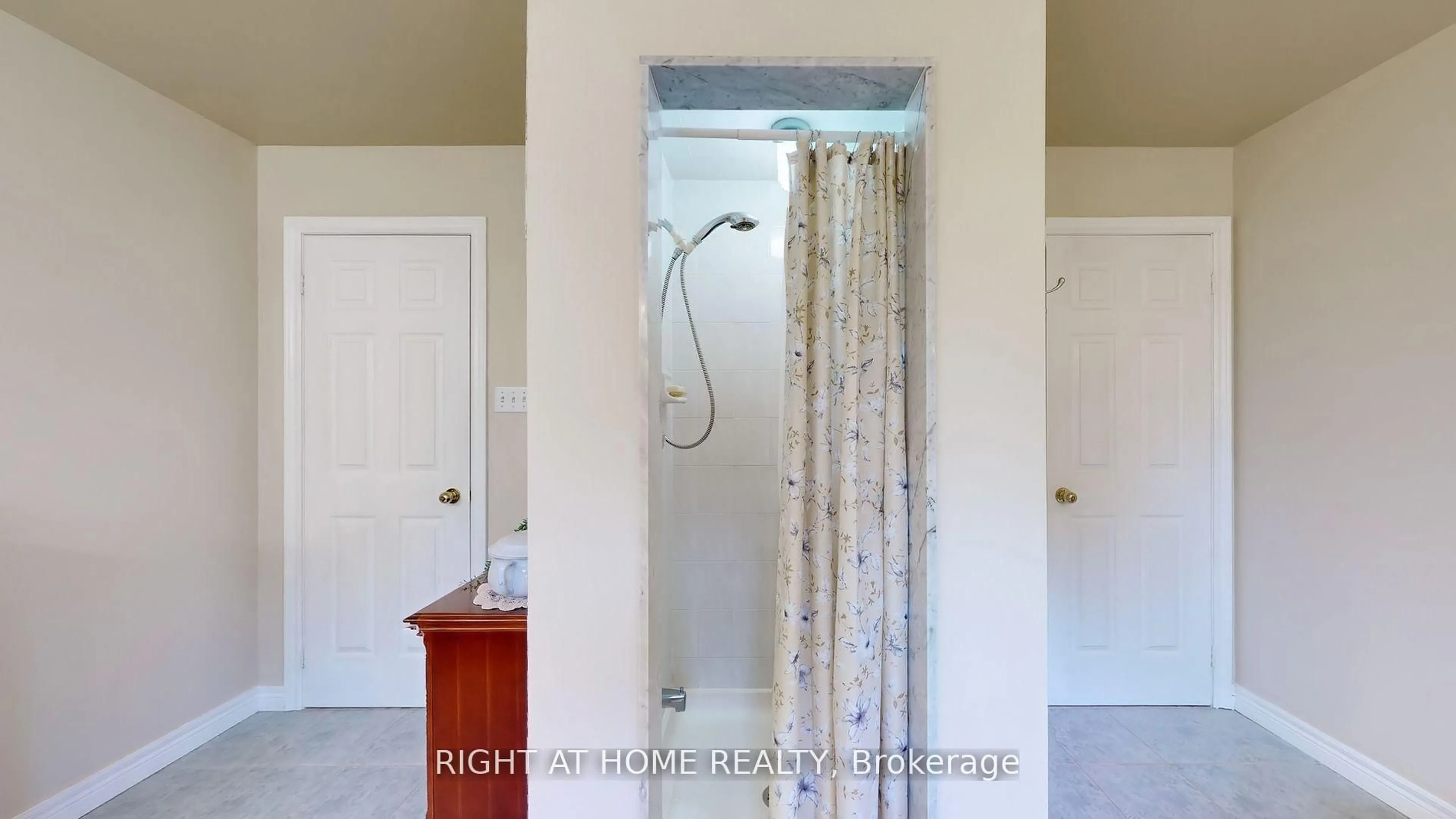Standard bathroom, ceramic/tile floor for 8956 Concession 4 Rd, Uxbridge Ontario L0C 1E0