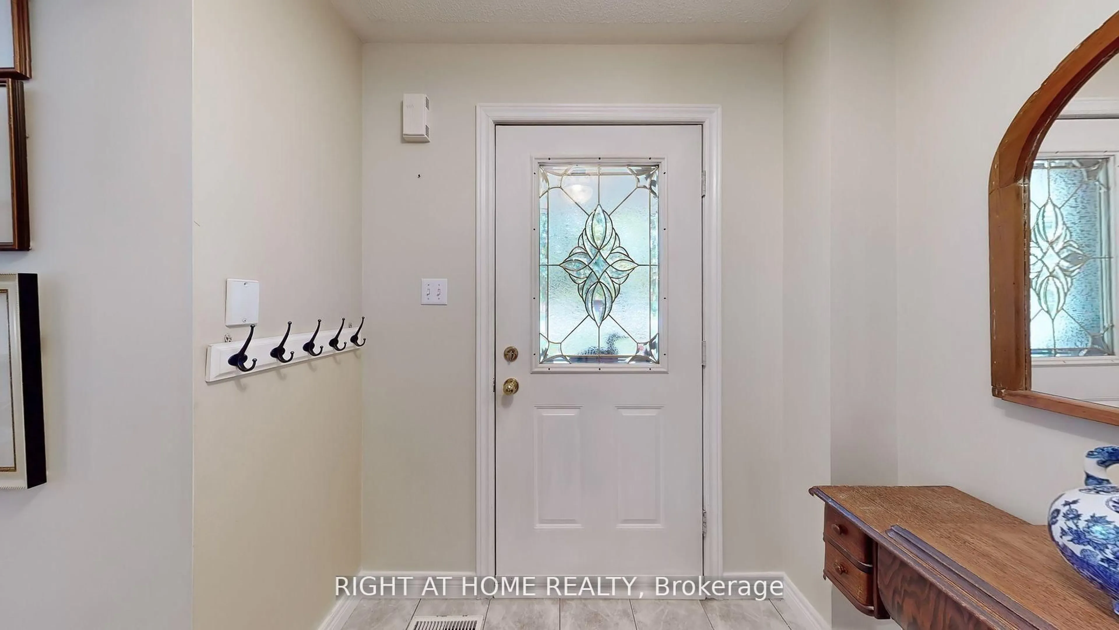 Indoor entryway for 8956 Concession 4 Rd, Uxbridge Ontario L0C 1E0