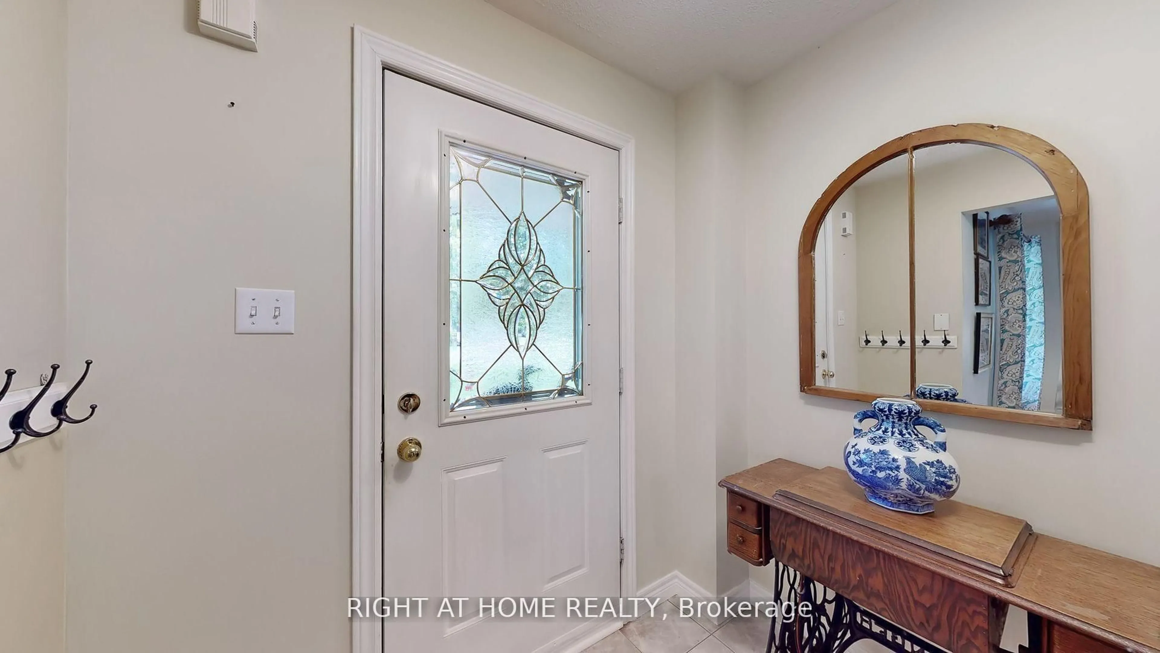 Indoor entryway for 8956 Concession 4 Rd, Uxbridge Ontario L0C 1E0