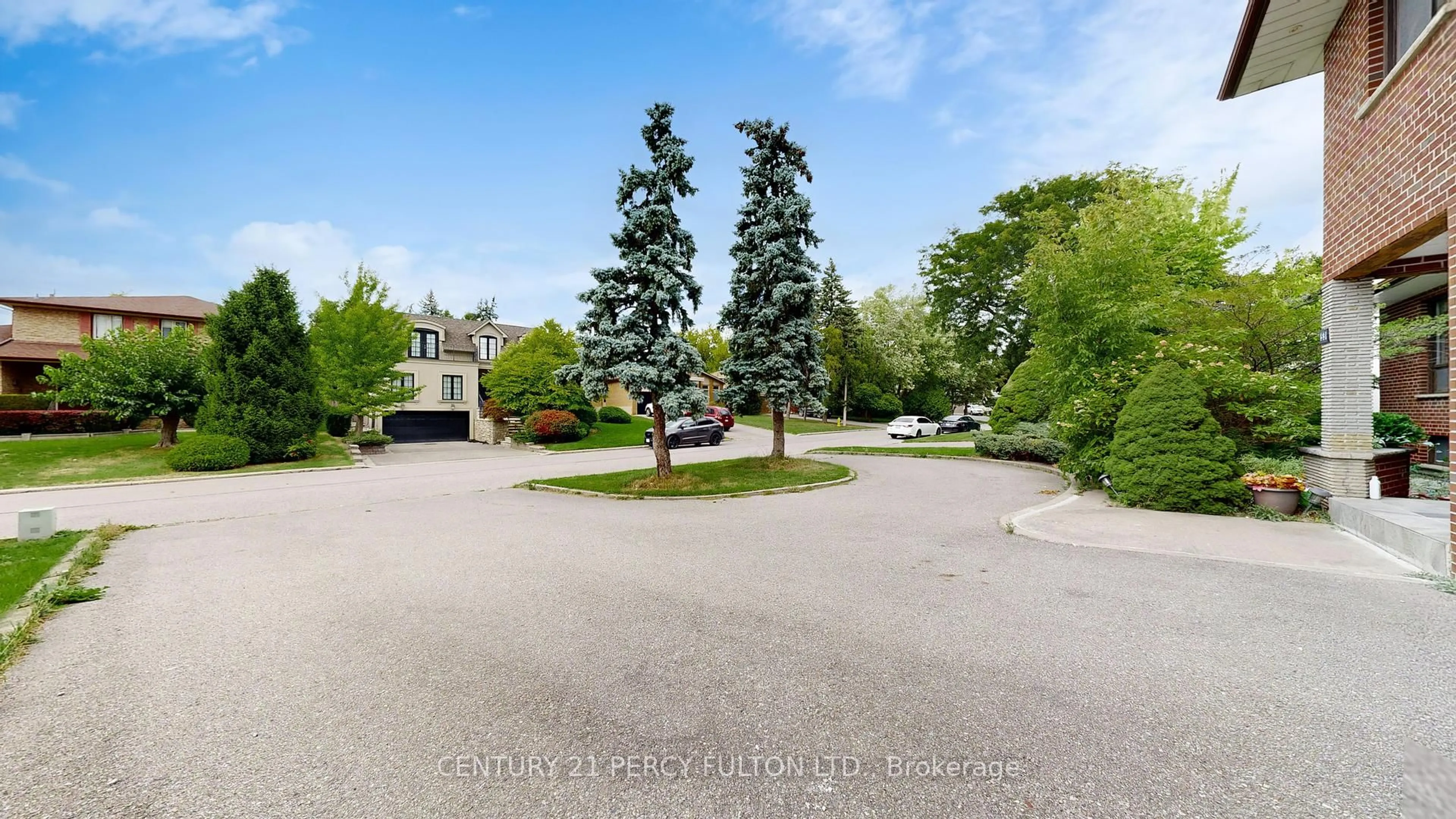 A pic from outside/outdoor area/front of a property/back of a property/a pic from drone, street for 53 Poinsetta Dr, Markham Ontario L3T 2T7