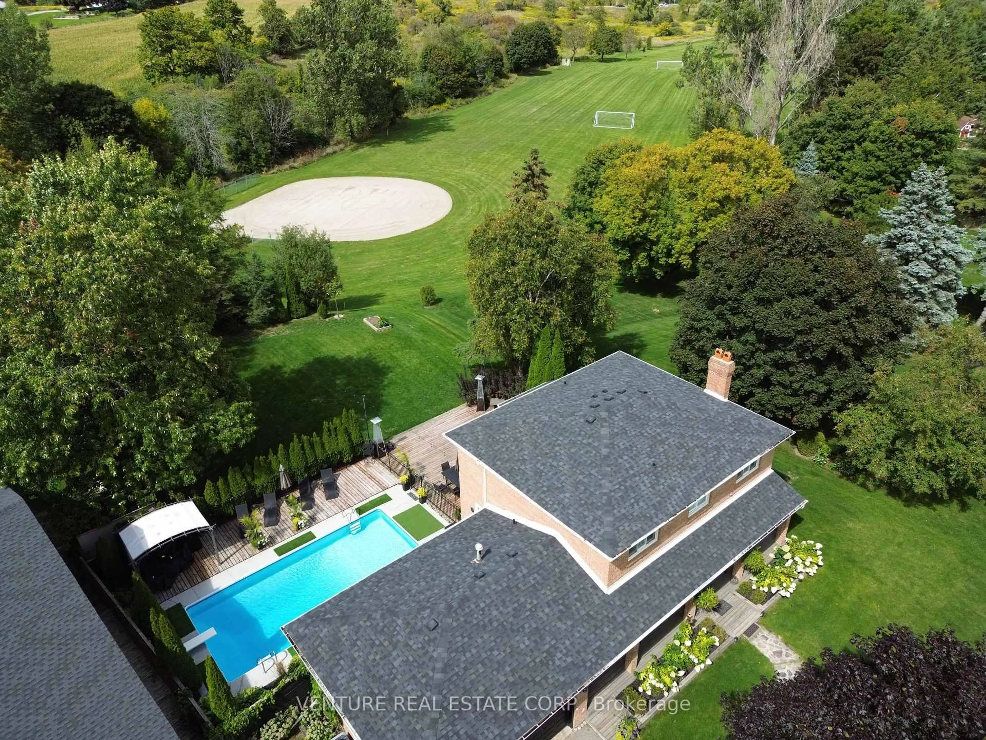 A pic from outside/outdoor area/front of a property/back of a property/a pic from drone, unknown for 162 Western Ave, King Ontario L0G 1T0