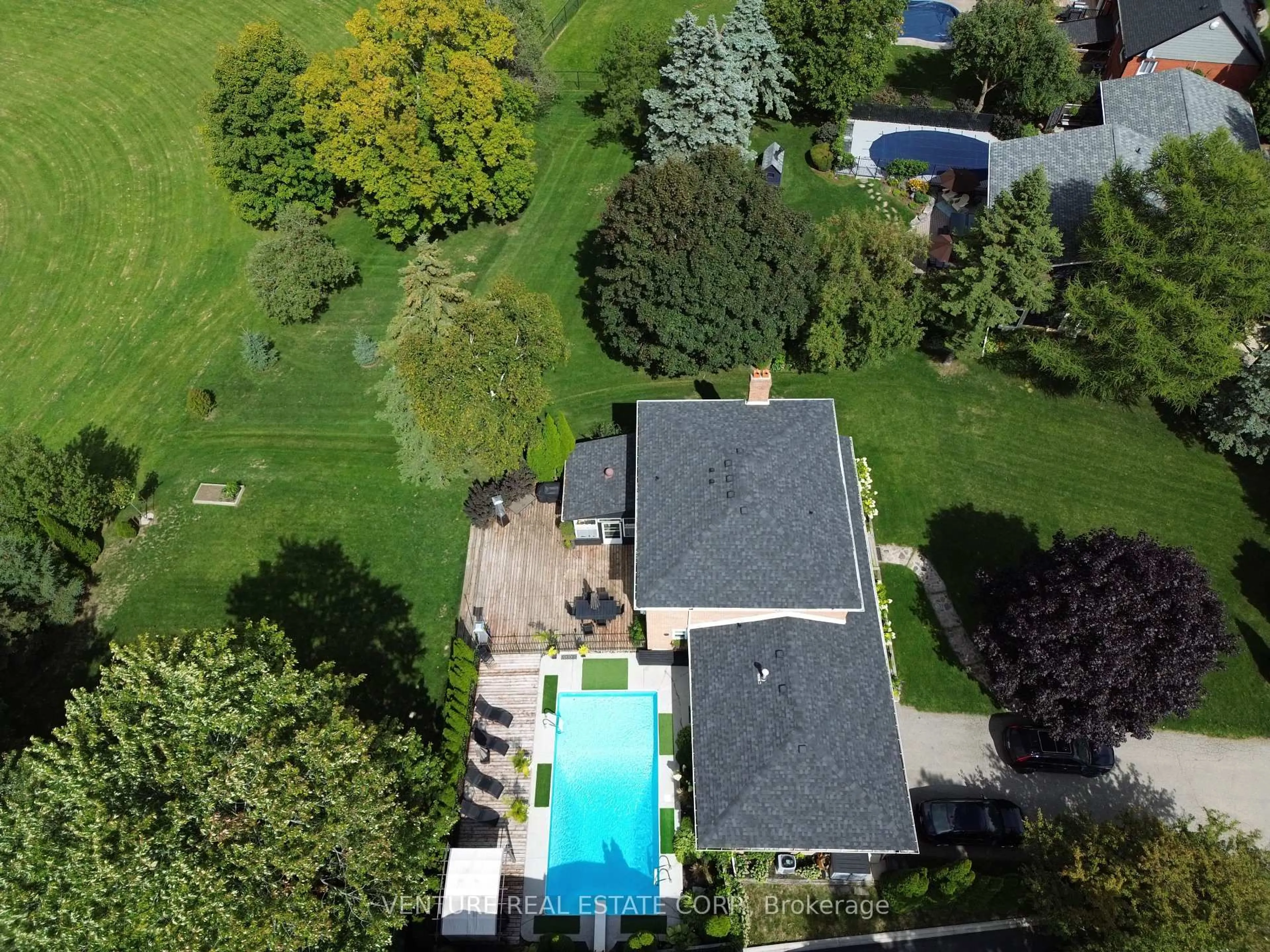 A pic from outside/outdoor area/front of a property/back of a property/a pic from drone, street for 162 Western Ave, King Ontario L0G 1T0