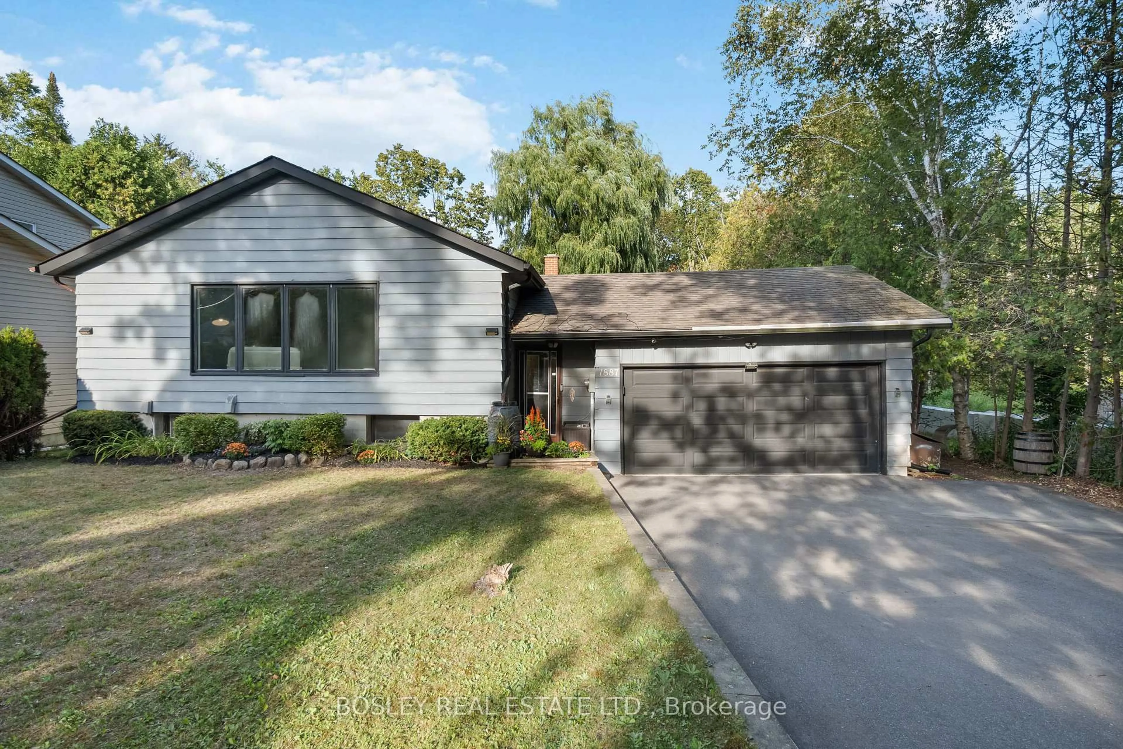 Home with vinyl exterior material, street for 1887 St. Johns Rd, Innisfil Ontario L9S 1T4