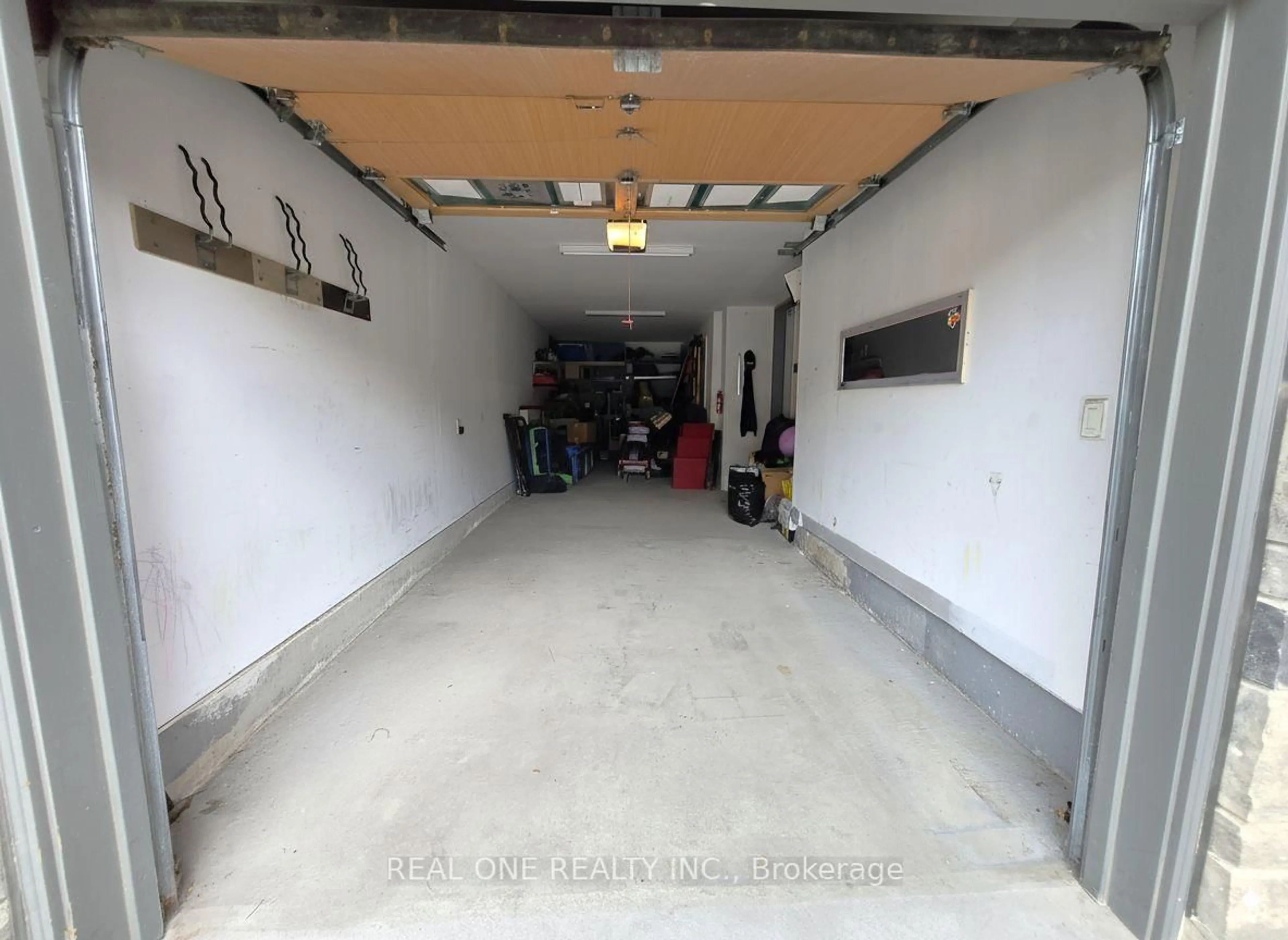 Indoor garage for 193 Cranbrook Cres, Vaughan Ontario L4H 4L1